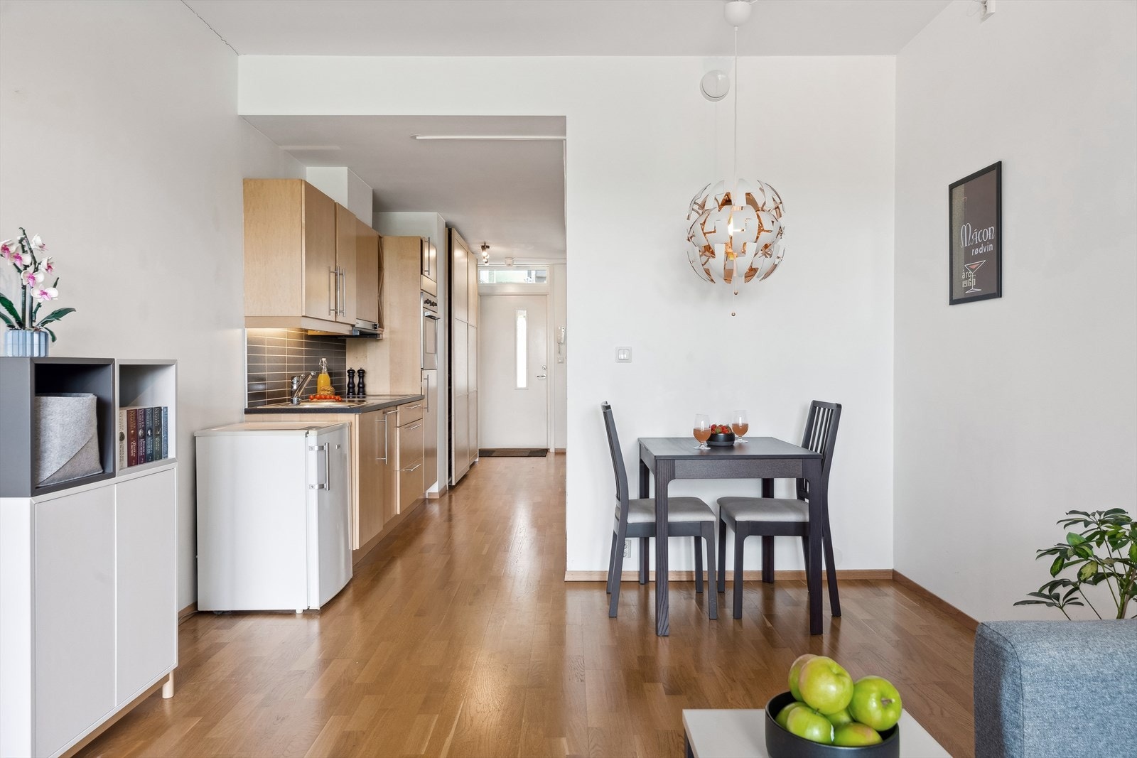 Stua er stor nok til at man får plass til et lite spisebord/kontorkrok i tillegg til sofa og TV. Galleribilde
