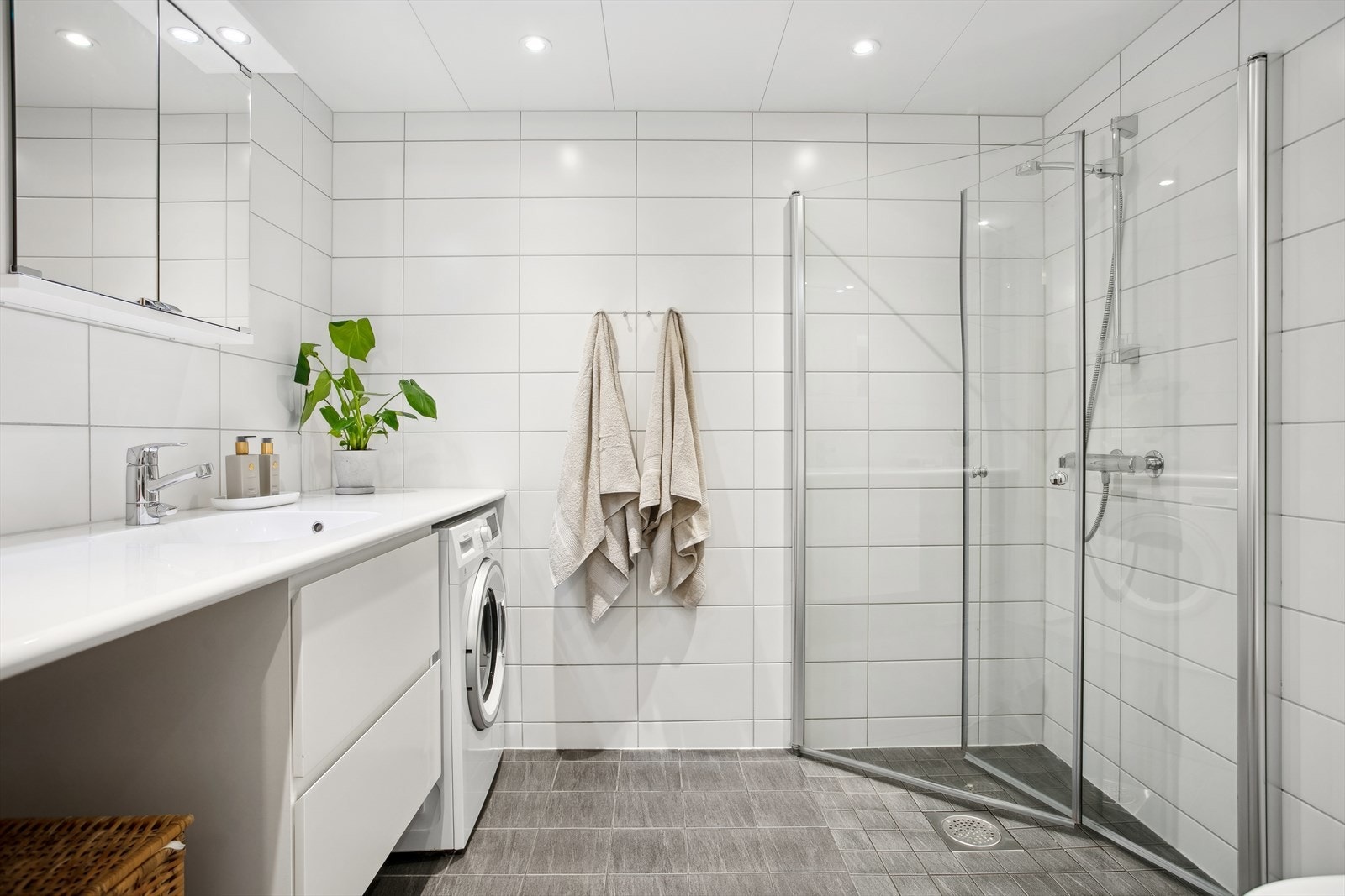 Stilfullt og funksjonelt bad med moderne innredning. Innredningen er fokusert på mye oppbevaring med god plass i både underskap og speilskap. Galleribilde