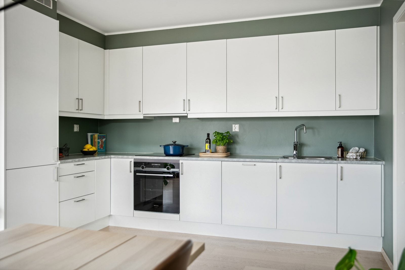 Av hvitevarer finner du induksjonstopp, stekeovn, oppvaskmaskin og kjøl/fryseskap. Alle hvitevarene er fra kvalitetsmerket Siemens, med unntak av kjøleskapet fra Electrolux, som ble integrert i innredningen i 2021 av kjøkkenleverandøren Sigdal. Galleribilde