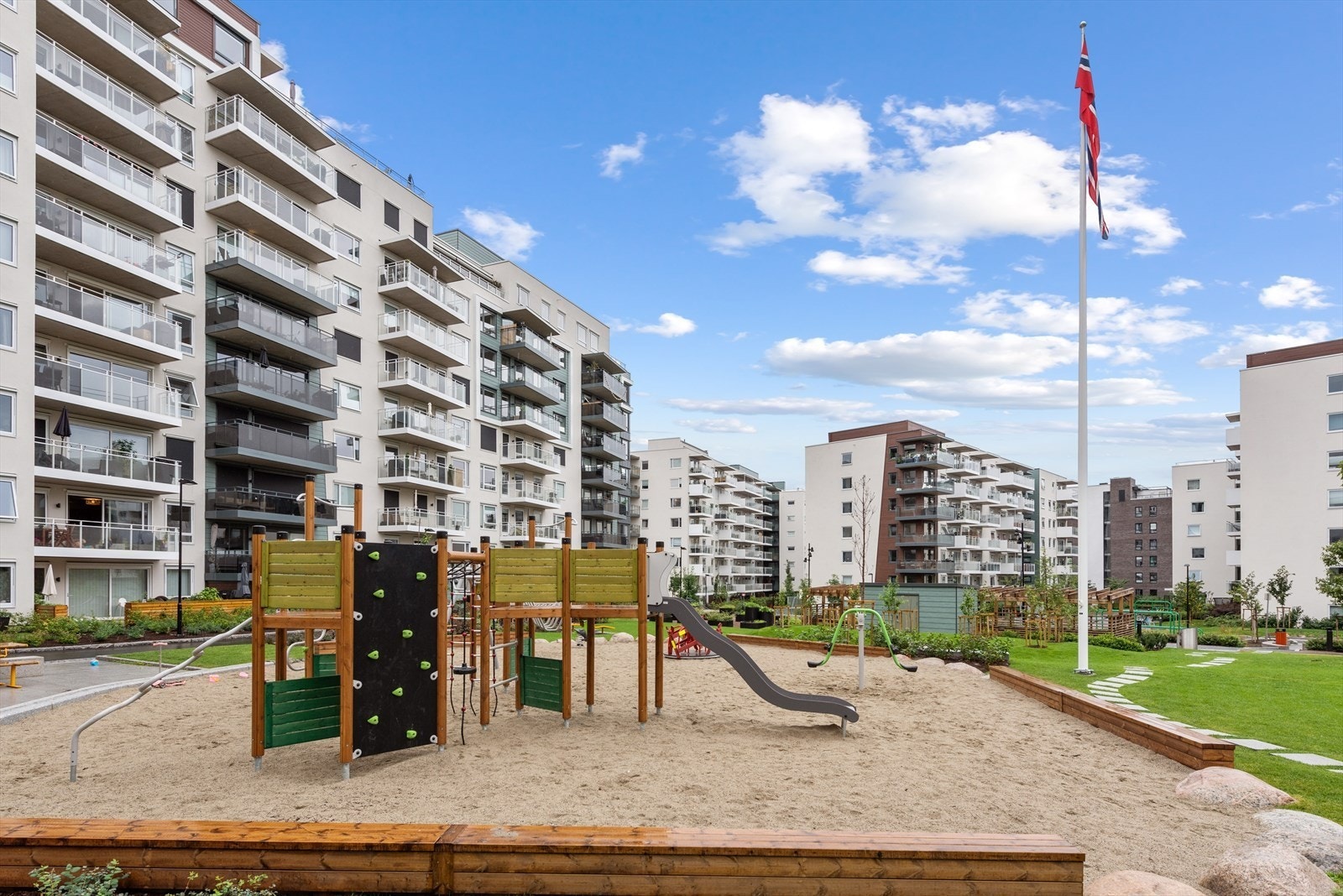 ... og lekestativer for barna. Galleribilde