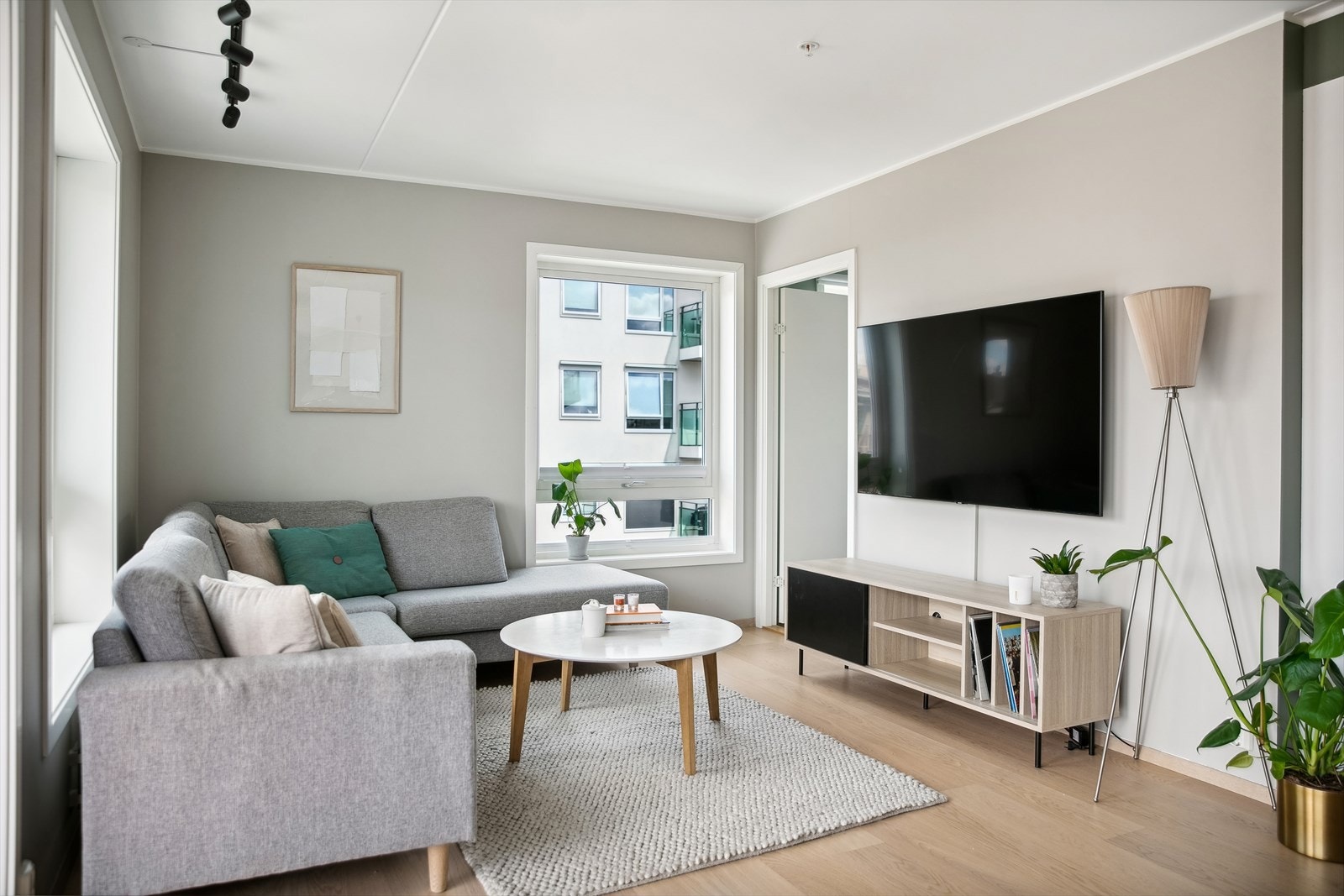 Som en ende- og hjørneleilighet har denne boligen ekstra vinduer som gir rikelig med naturlig sollys. Galleribilde