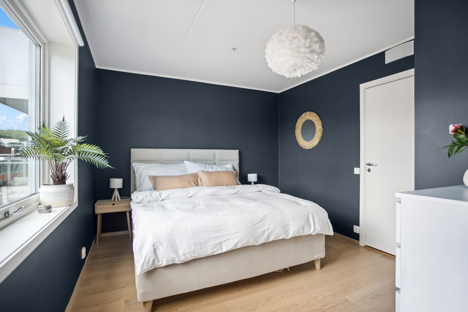 Her får du enkelt plass til stor dobbeltseng med nattbord på hver side. Galleribilde