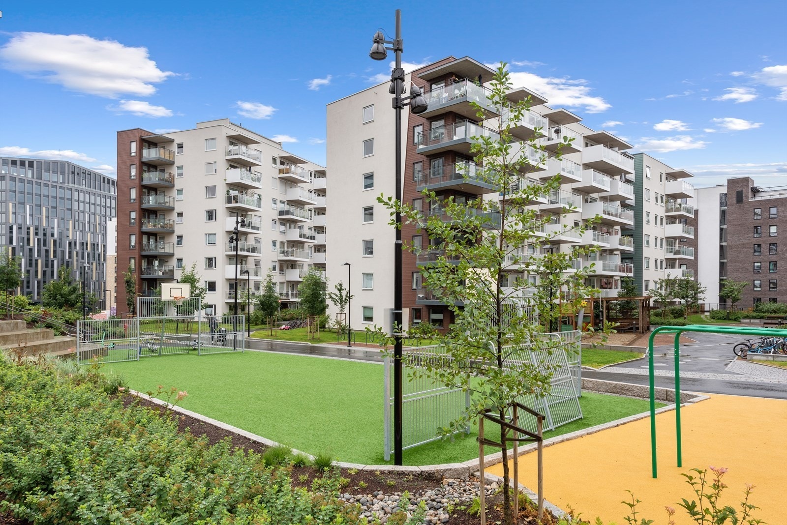 Bakgården er en av de største og fineste i nabolaget. Her kan barn oppholde seg i trygge og rolige omgivelser uten biltrafikk. Du har blant annet lekeplass, fotball- og basketball bane, og klatrevegg for å nevne noe. Galleribilde