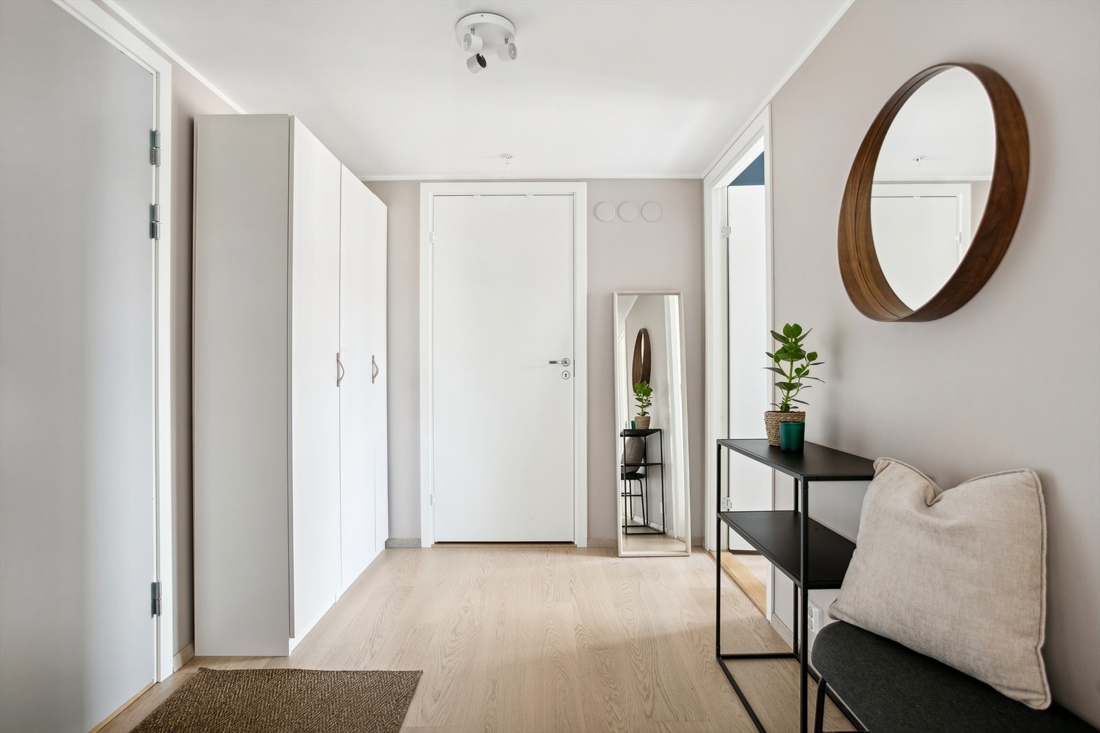 De andre soverommene ligger på motsatt side av stue og kjøkken, adskilt med en dør for uforstyrret søvn. Galleribilde