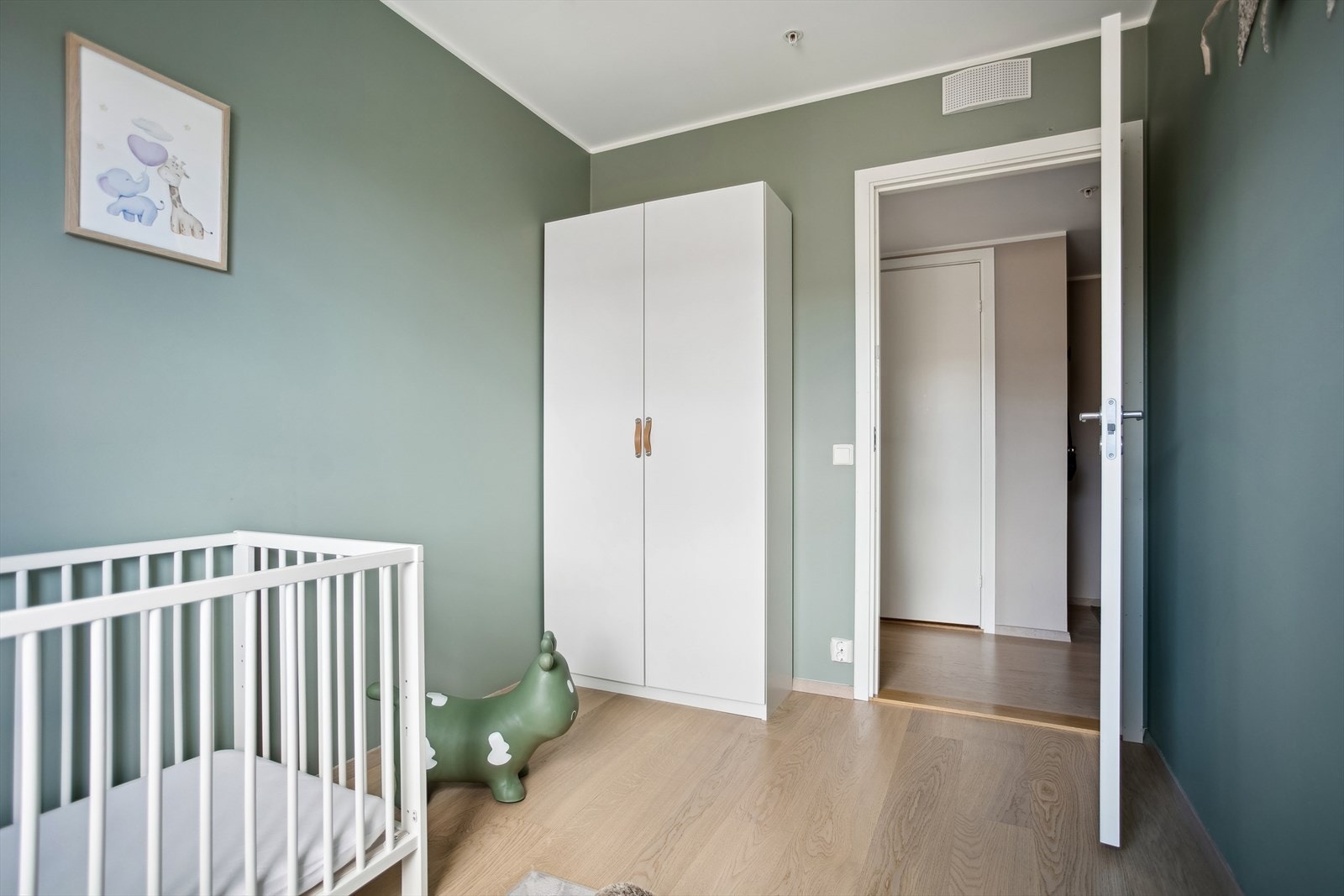 Soverom nr. 2 har god plass til enkeltseng og garderobeskap. Galleribilde