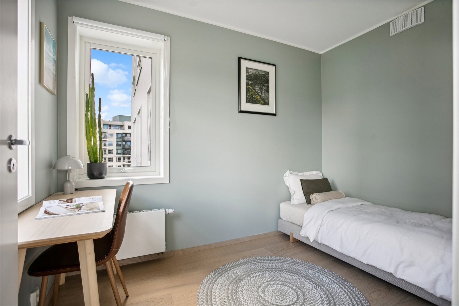 Leiligheten har totalt 3 gode soverom. Det minste soverommet har adkomst fra stuen. Galleribilde