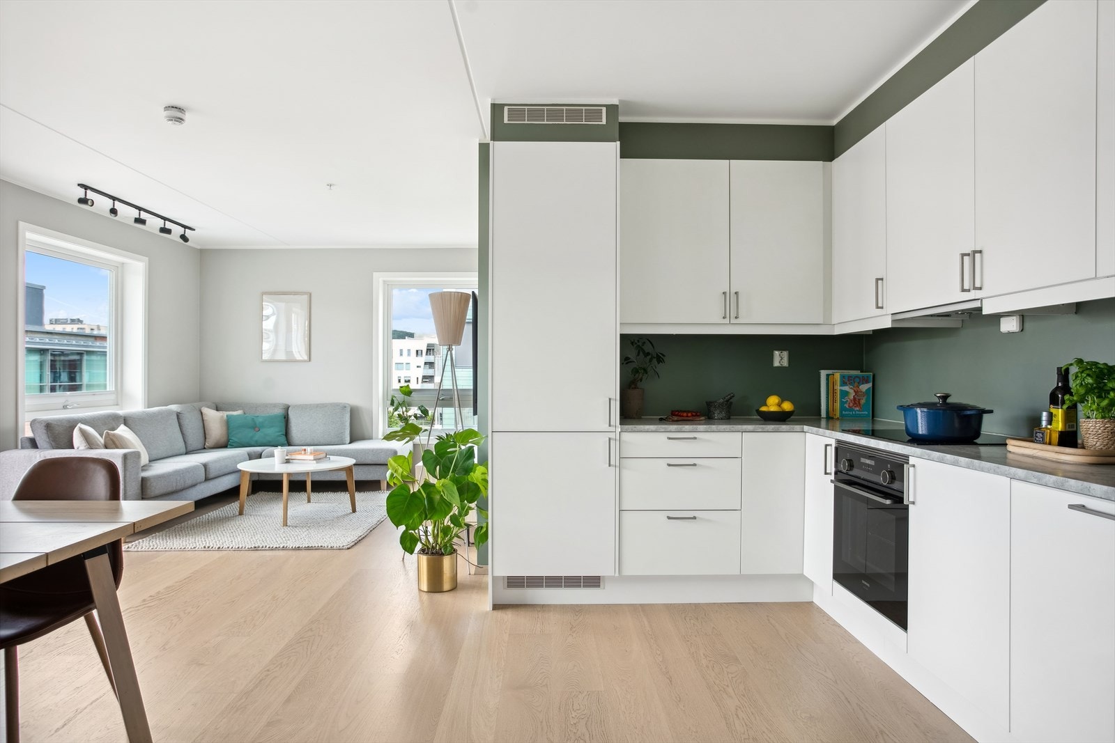 Kjøkkenet og stuen utgjør hjertet i denne leiligheten. Med et romslig areal på 31 m² skaper det en åpen og luftig atmosfære. Samtidig har kjøkkenet sin egen koselige sone. Galleribilde