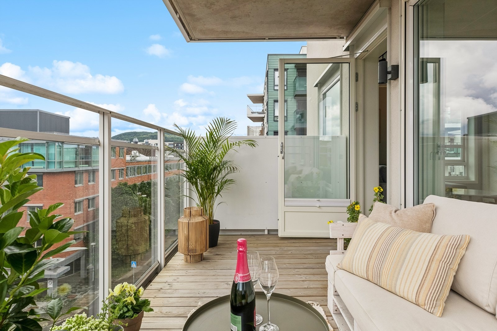 På balkongen er det god plass til både grill og en koselig sittegruppe. Om sommeren blir balkongen en naturlig forlengelse av stuen. Galleribilde