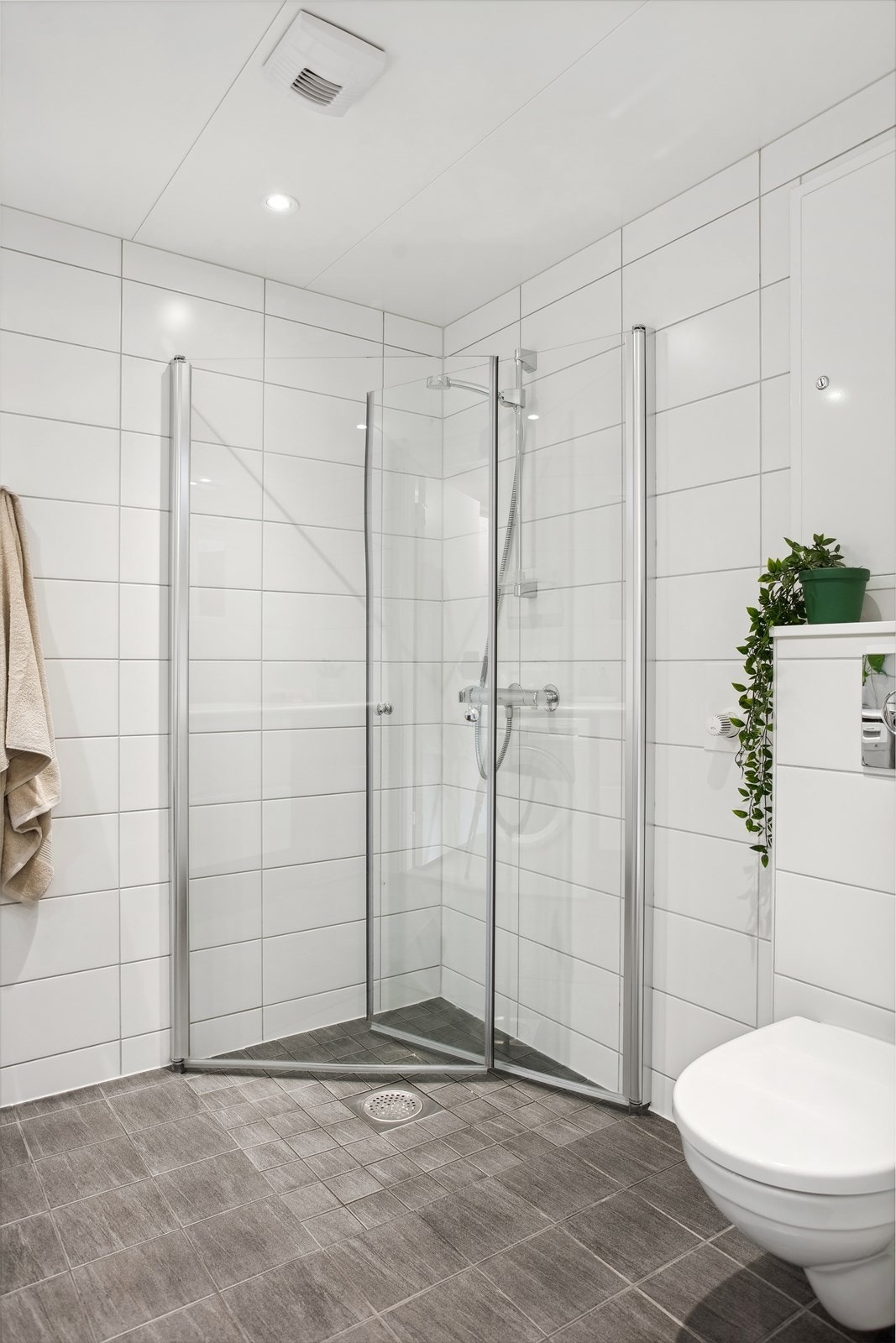 Belysningen er integrert i taket og kan dimmes. Gulvet har varmekabler, toalettet er vegghengt, og dusjdørene i glass kan svinges inn. Galleribilde