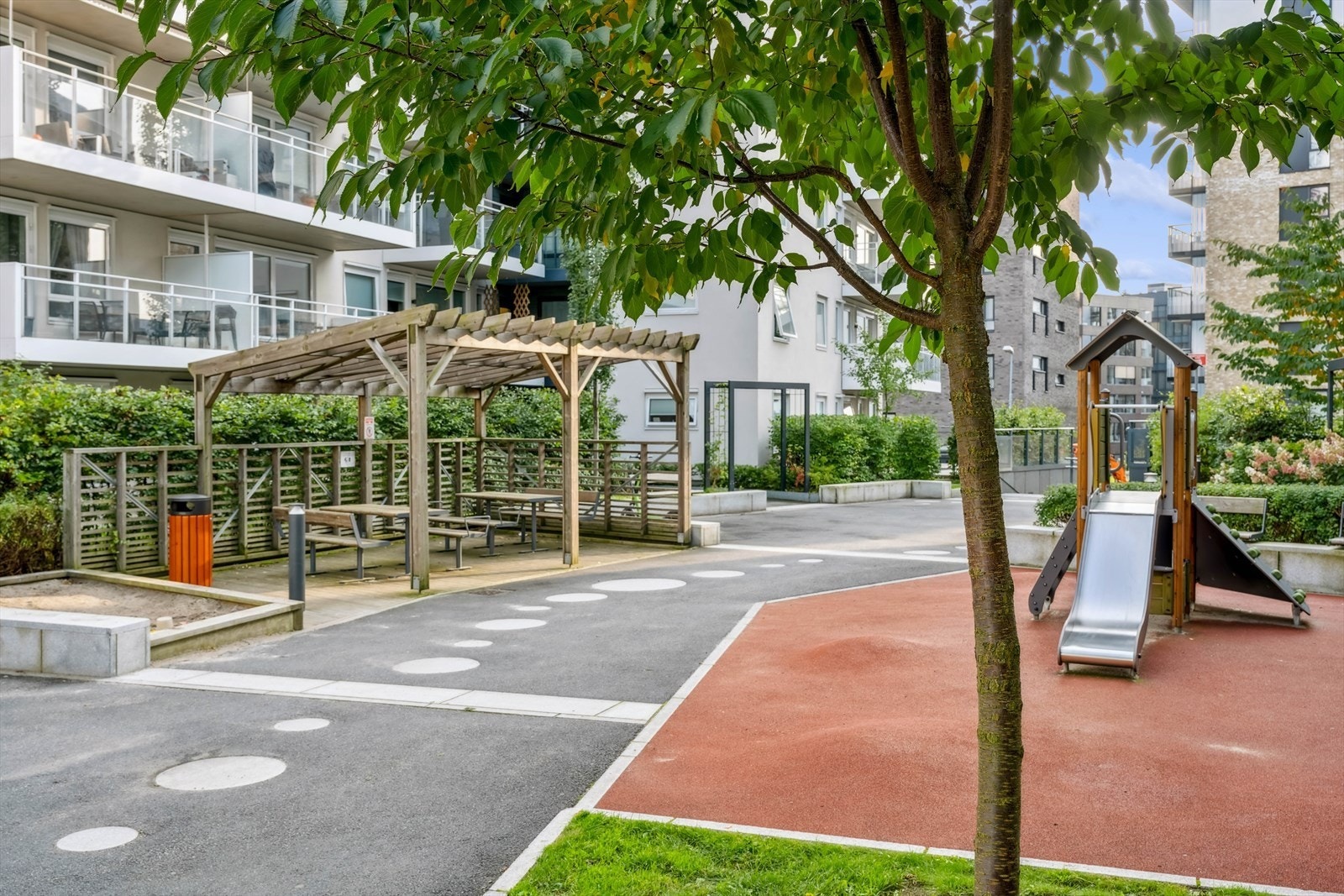 Fellesområdene er vakkert opparbeidet med felles sittegrupper... Galleribilde