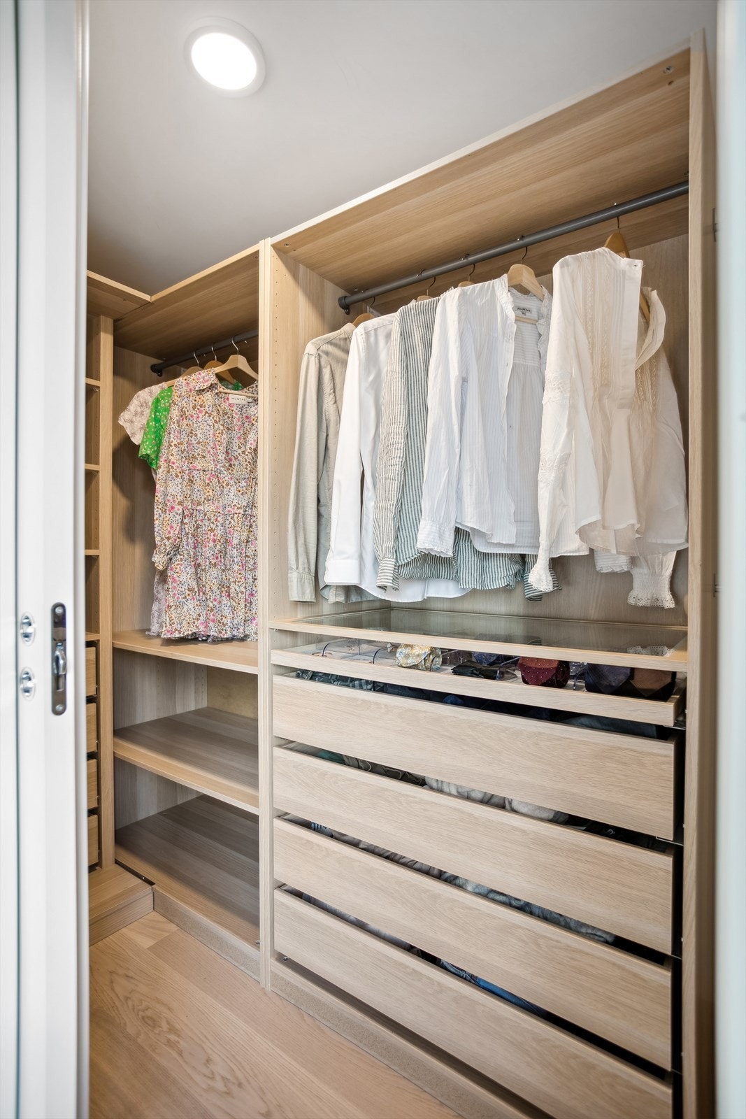 For å oppnå en mer stilren og minimalistisk stil, har soverommet en egen walk-in-garderobe på 3 m². Galleribilde