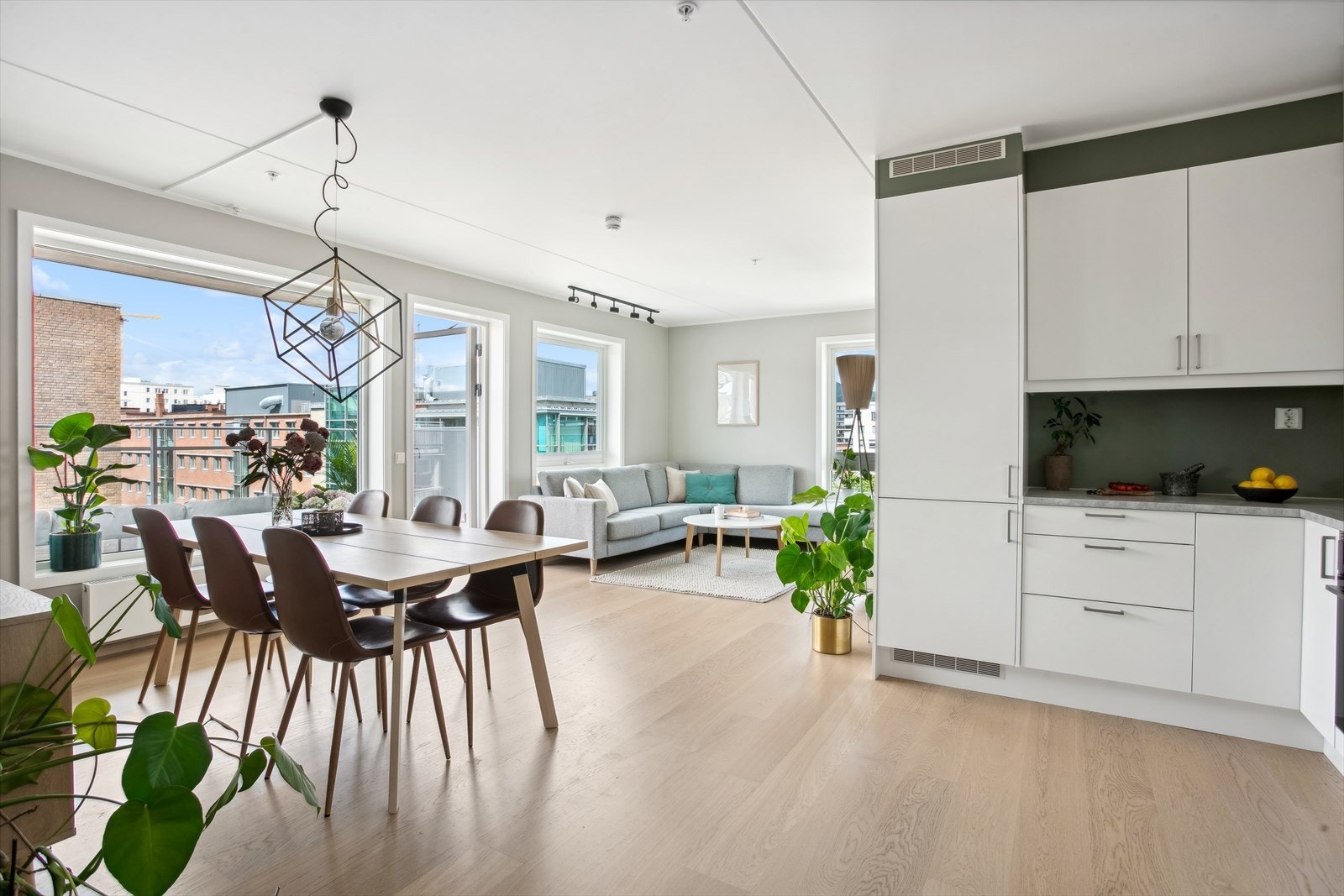 Avrinder Singh Hundal v/DNB Eiendom har gleden av å presentere Lørenvangen 19 - En topp moderne 4-romsleilighet fra 2019, beliggende i Gartnerkvartalet, et av områdets mest ettertraktede borettslag! Galleribilde