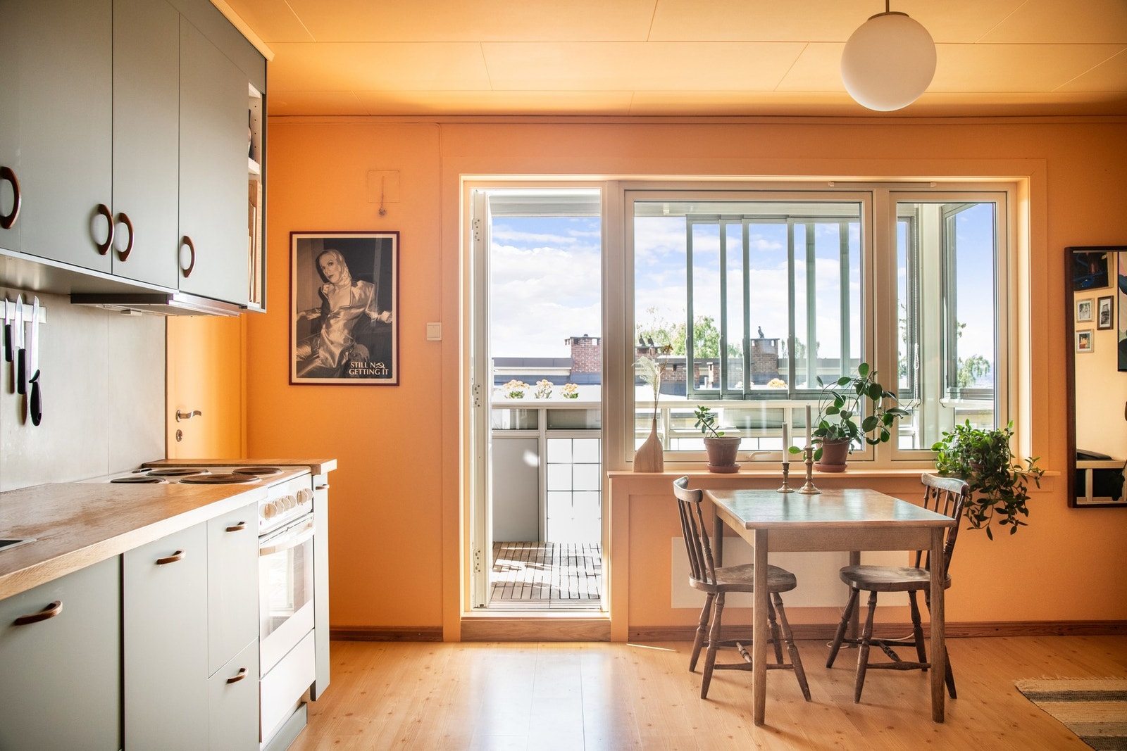 Utgang til herlig balkong. Legg merke til hvordan utsikten gir åpen og luftig atmosfære. Galleribilde