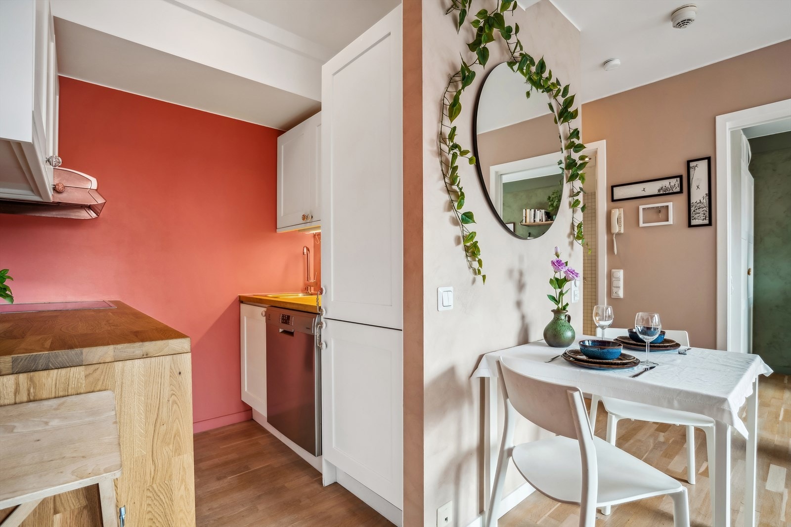 I tilknytning til kjøkkenet, kan spisebord enkelt plasseres - her kan gode måltider nytes. Galleribilde