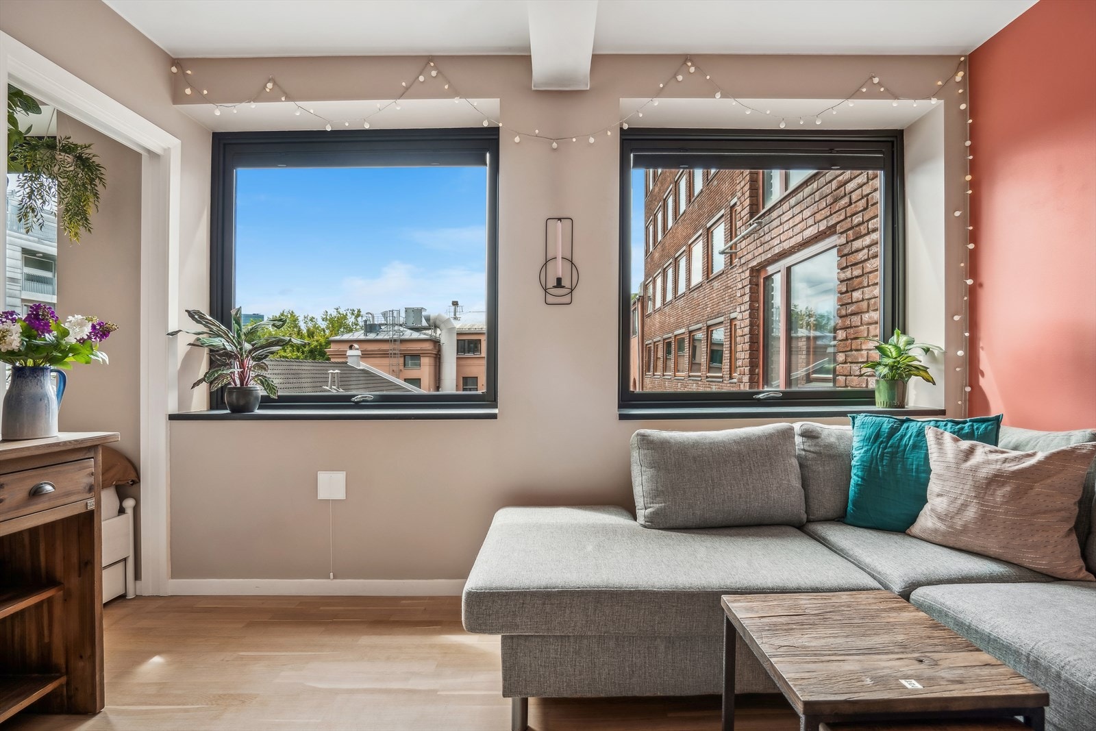 I stuen er flere vindusflater som slipper inn mye naturlig lys og skaper en god atmosfære i rommet. I tillegg vender hele leiligheten mot bakgård bort fra trafikkstøy. Galleribilde