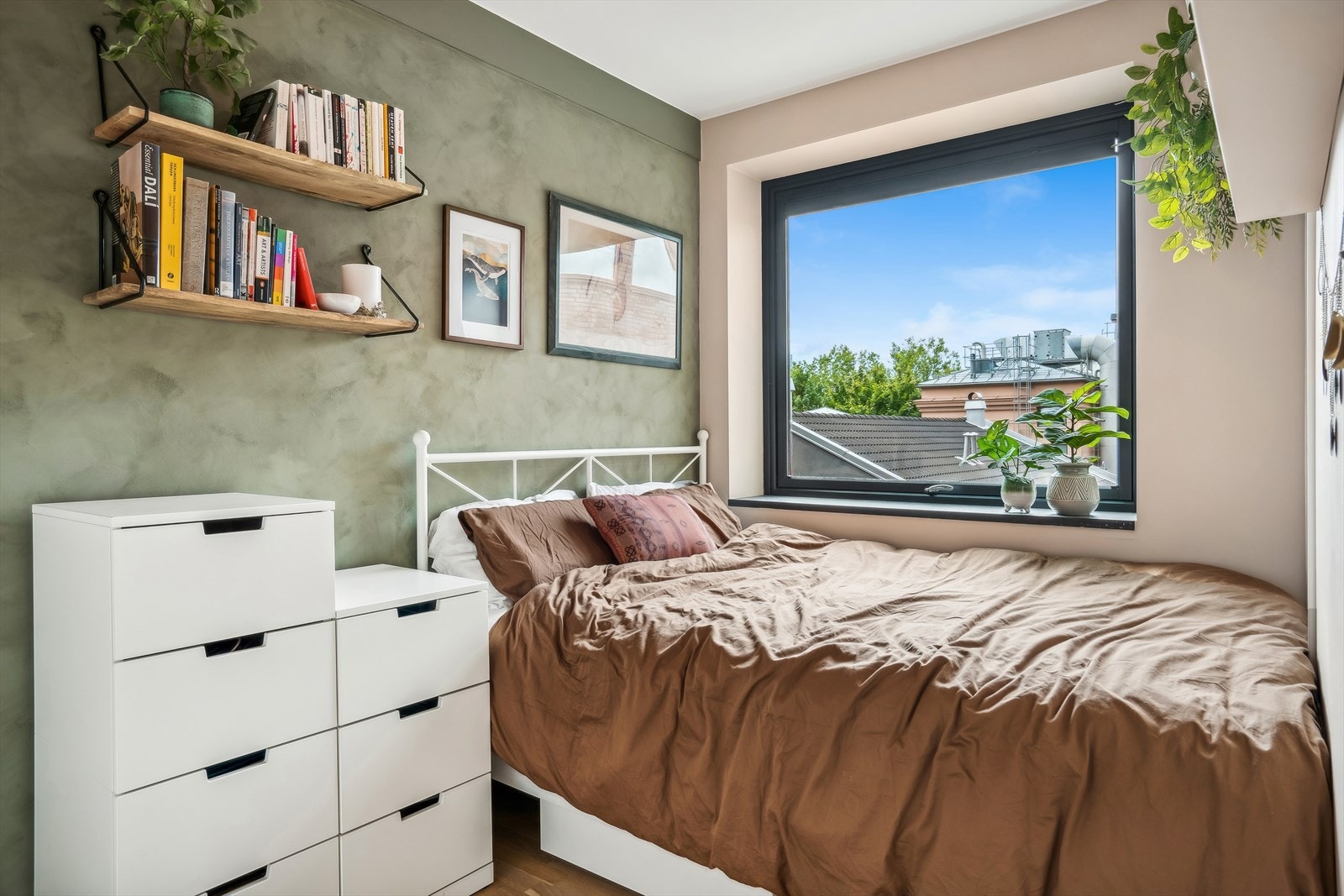 Et romslig soverom med plass til stor seng og tilhørende møblement. Soverom vender mot rolig bakgård. Galleribilde