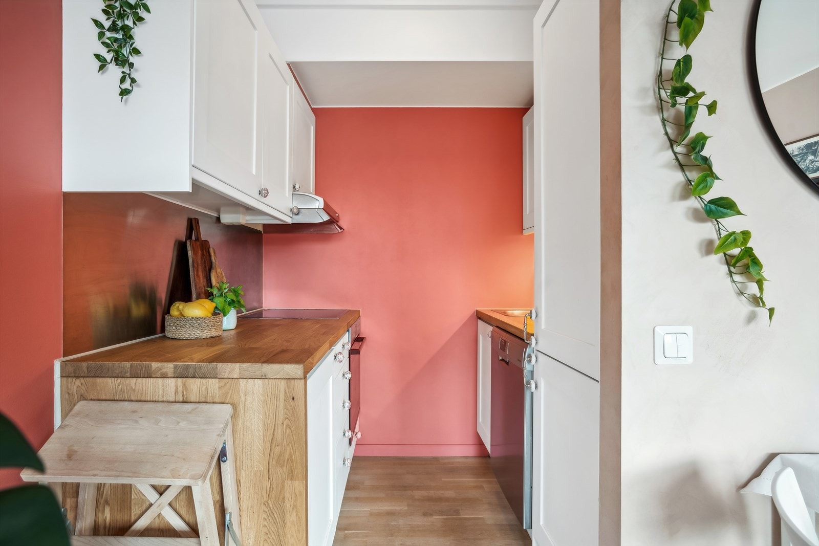 Kjøkkeninnredning profilerte hvite fronter og heltre benkeplate. Galleribilde