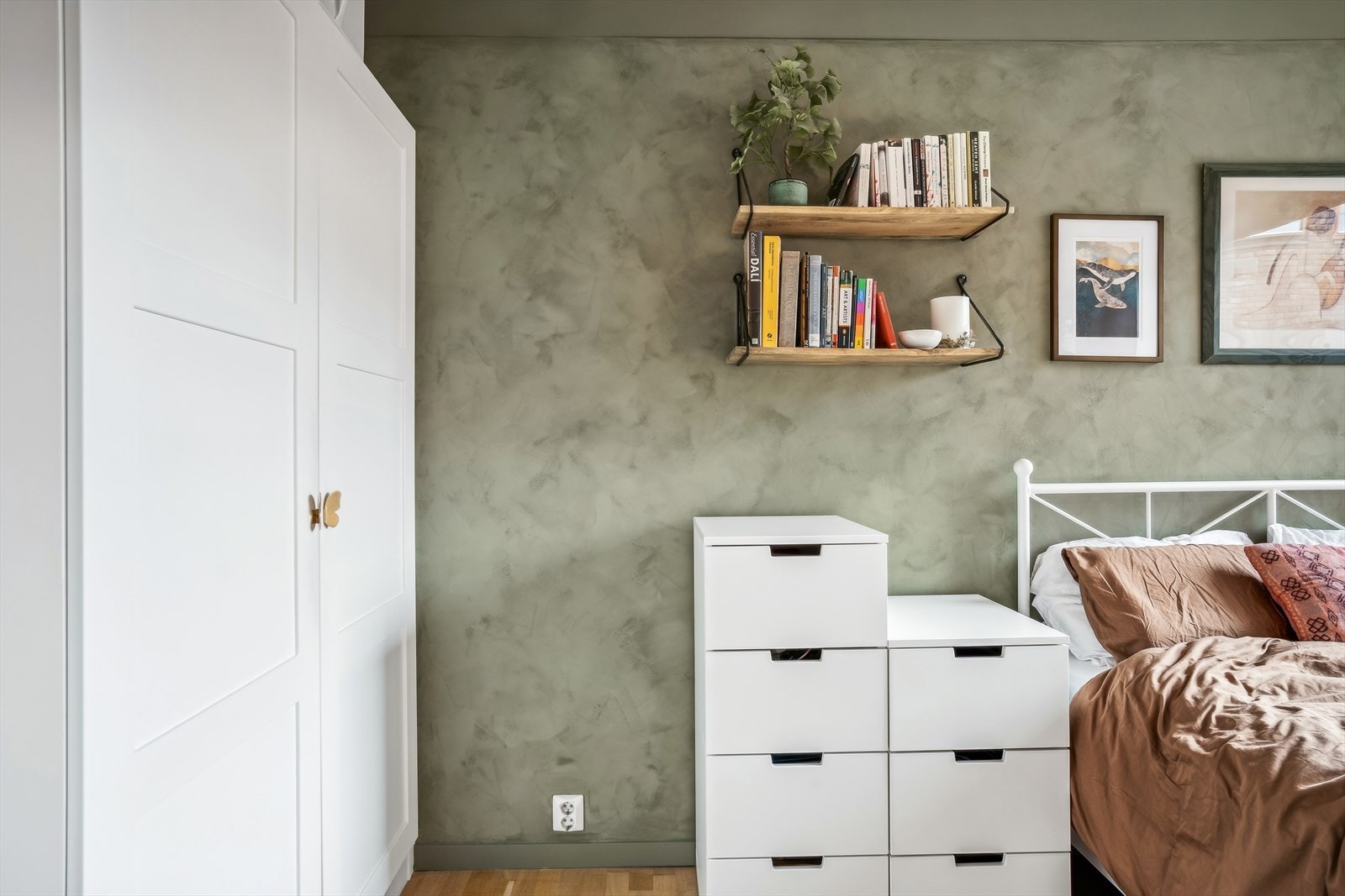 Soverommet - Garderobeskap med god plass til oppbevaring. Galleribilde