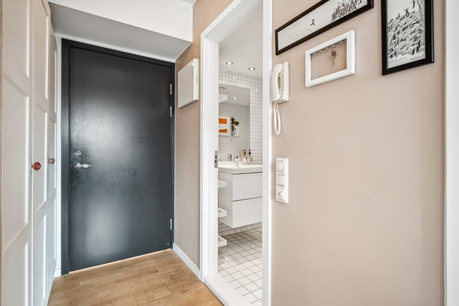 Lys og innbydende entré med god plass til å oppbevare ytterklær i garderobeskap. Galleribilde