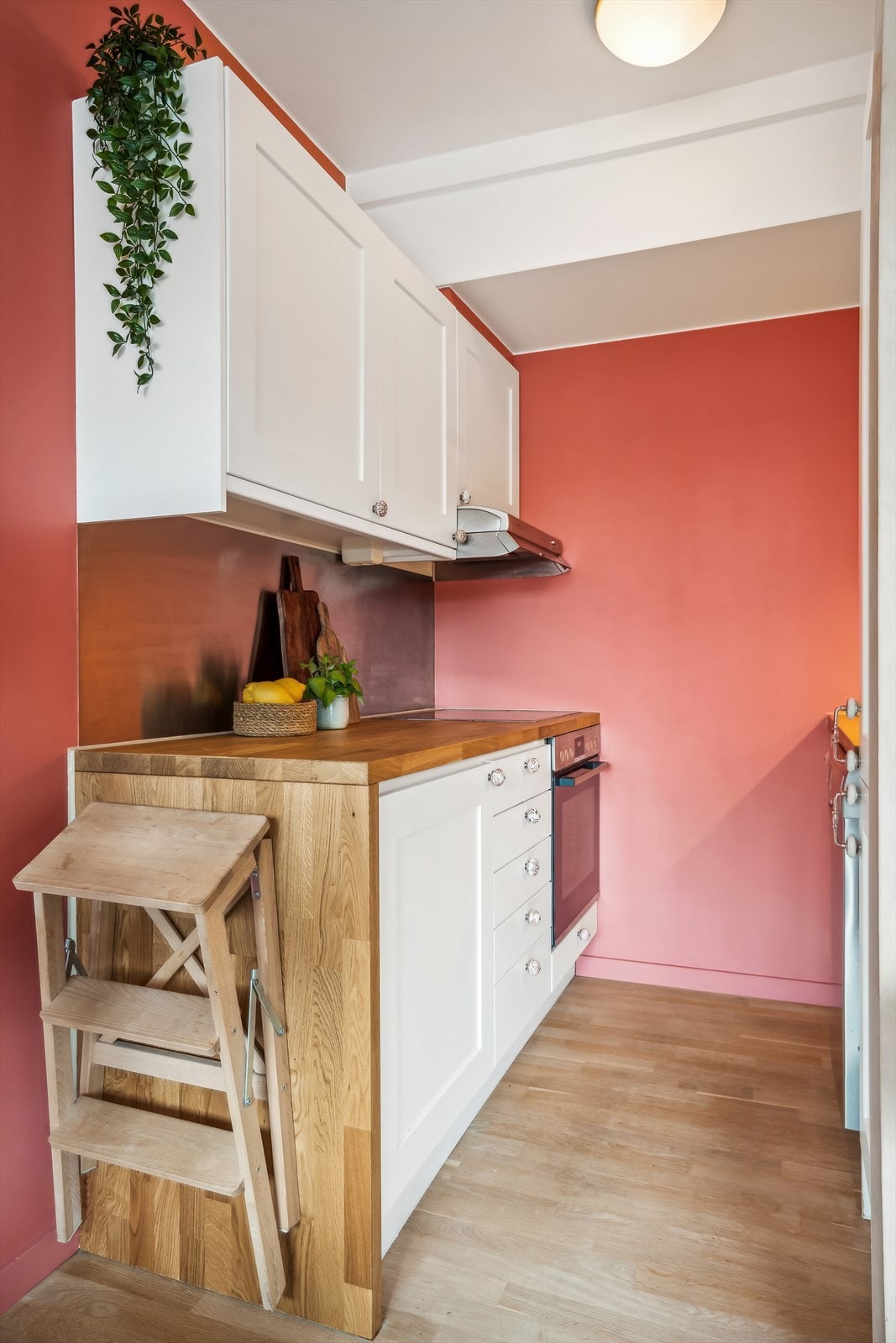 Kjøkkenet er innredet i en praktisk form og har godt med skap- og benkeplass. Galleribilde