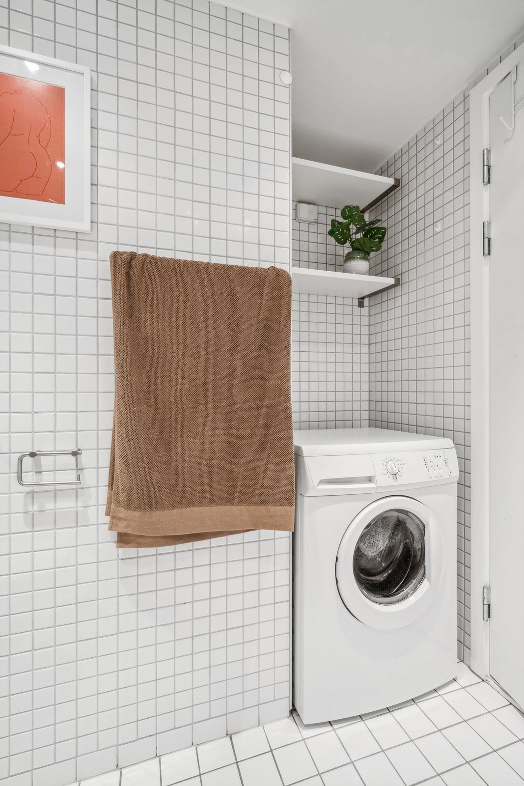 Her er det opplegg for vaskemaskin en smart, praktisk nisje. Galleribilde