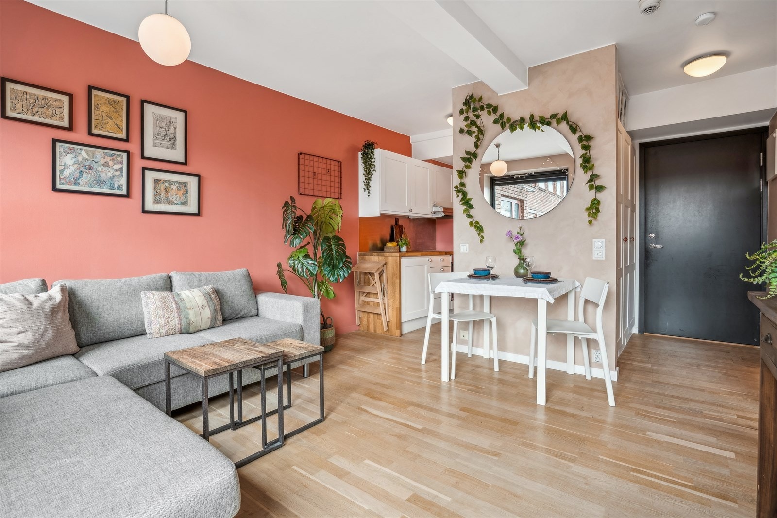 Åpen stue- og kjøkkenløsning som gjør rommet mer sosialt. Galleribilde