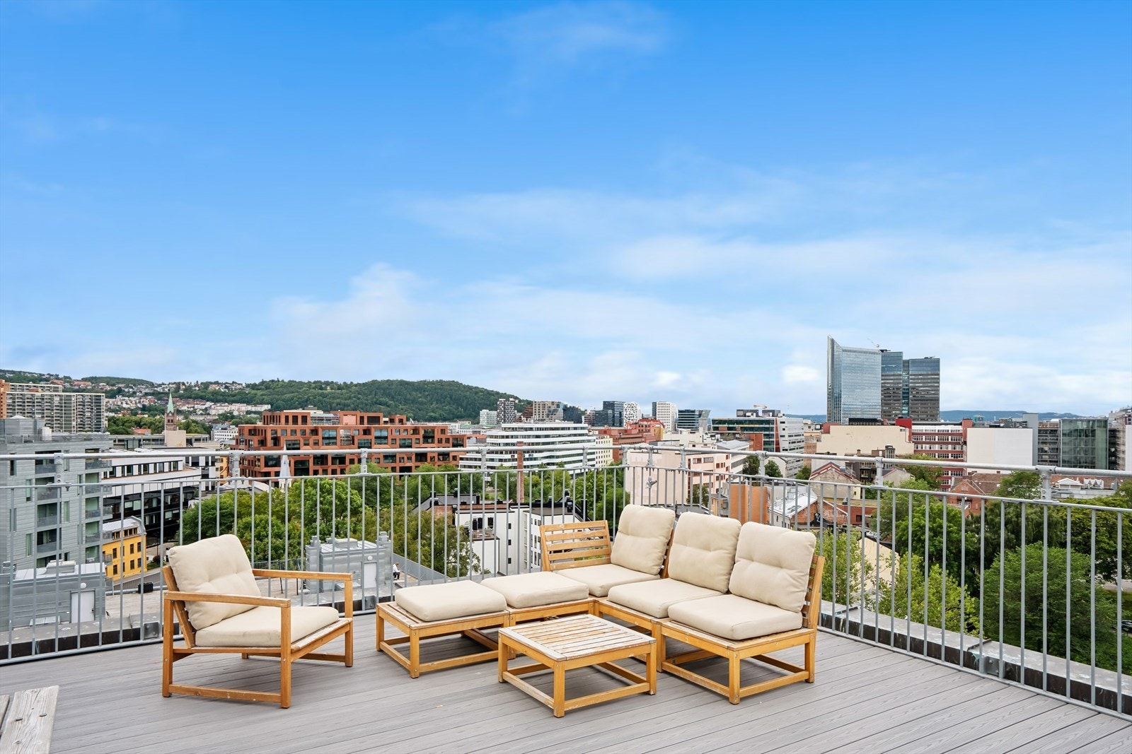 På toppen av bygget er det en solrik felles takterrasse som har nydelig utsikt over Oslo by! Galleribilde