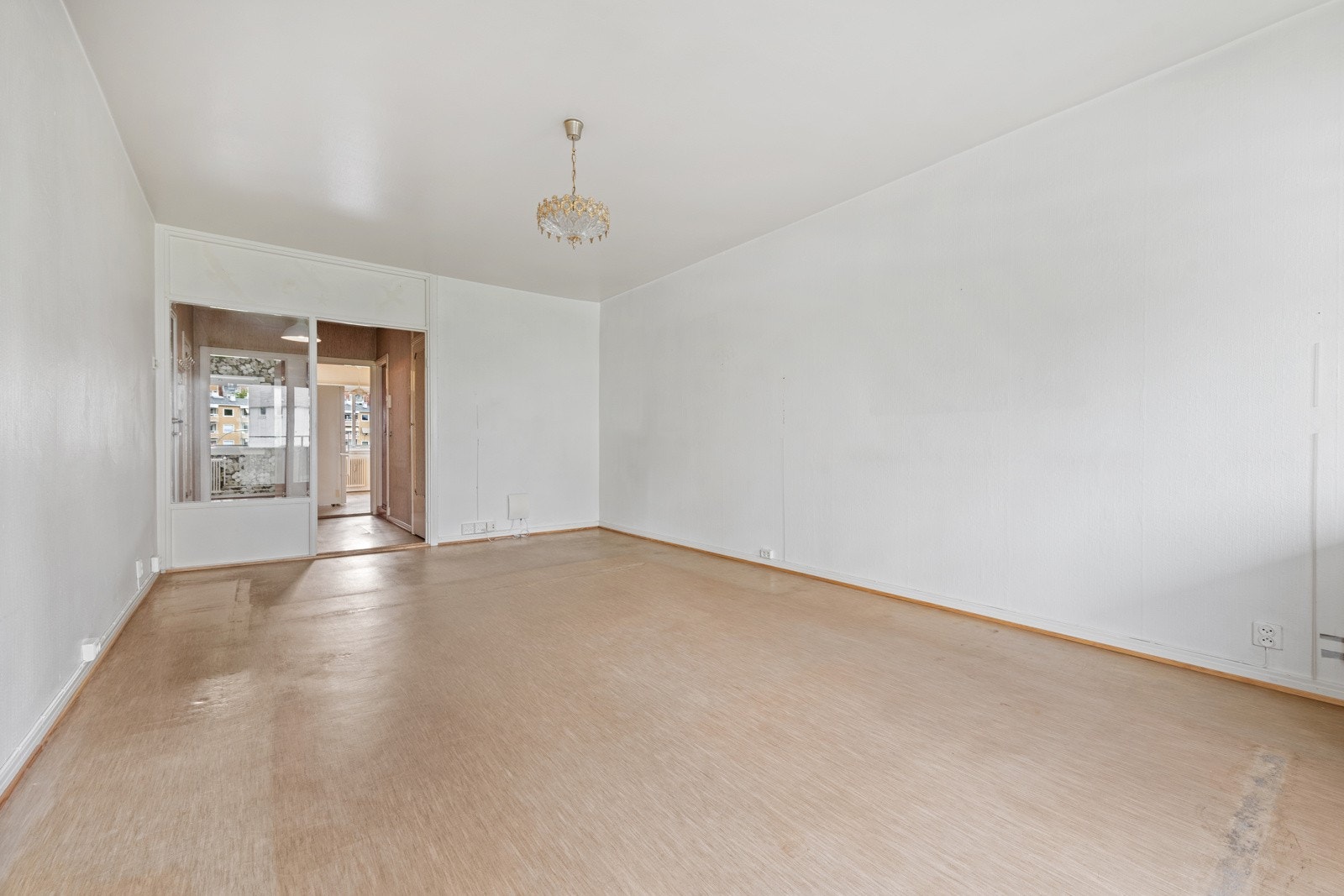 Stue med god plass til spisebord i tillegg til sofagruppe. Galleribilde