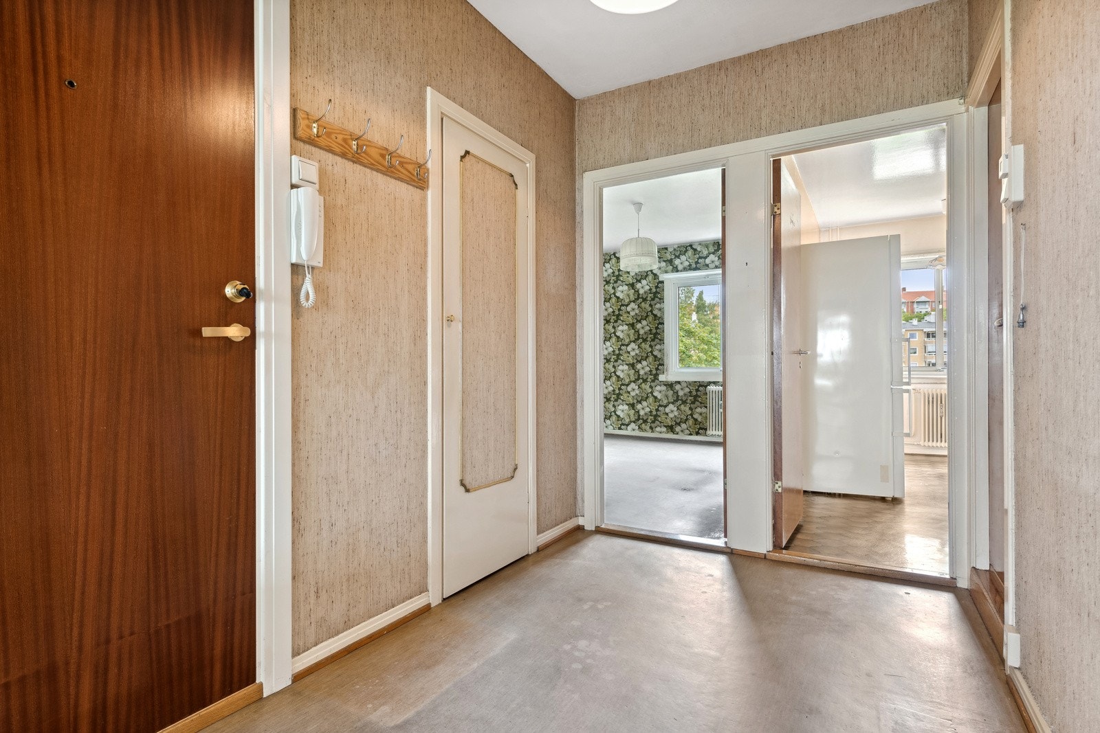 Stor entre/gang med en stor innvendig bod og et kott med plass til sko, yttertøy mm. Galleribilde