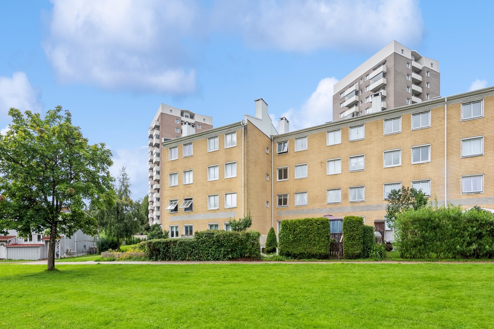 Blokken og boligen ligger fint til i Havrevdalen. Galleribilde