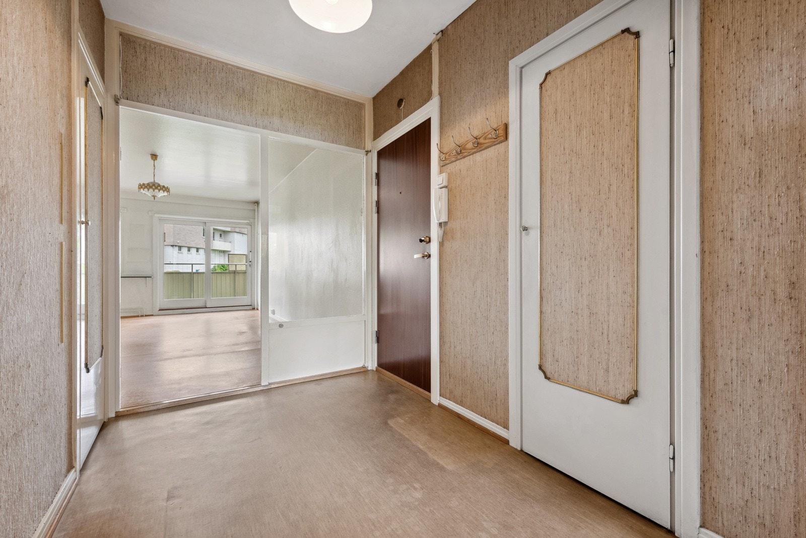 Gjennomgående entre/gang med stor innvendig bod og kott med plass til sko, yttertøy mm. Galleribilde