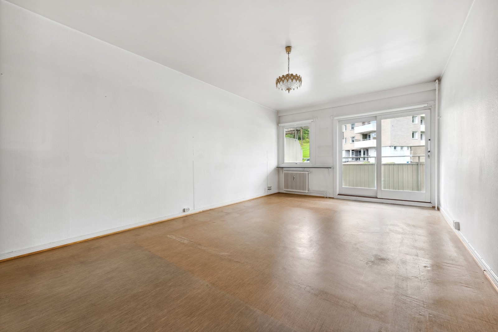 Lys stue med utgang til vestvendt balkong. Galleribilde
