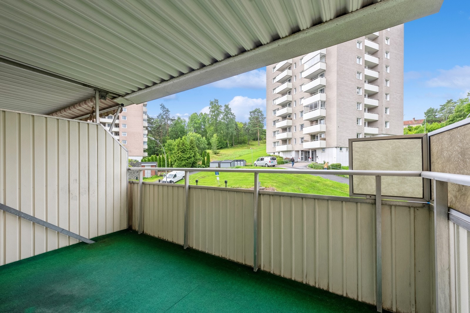 Overbygd balkong med god plass til utebøbler, grill mm. Galleribilde