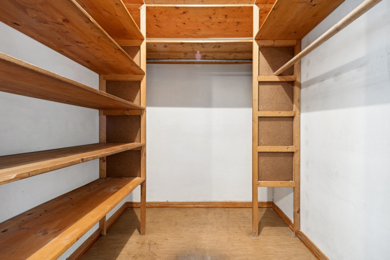 Innvendig bod/kott med god lagringsplass. Galleribilde