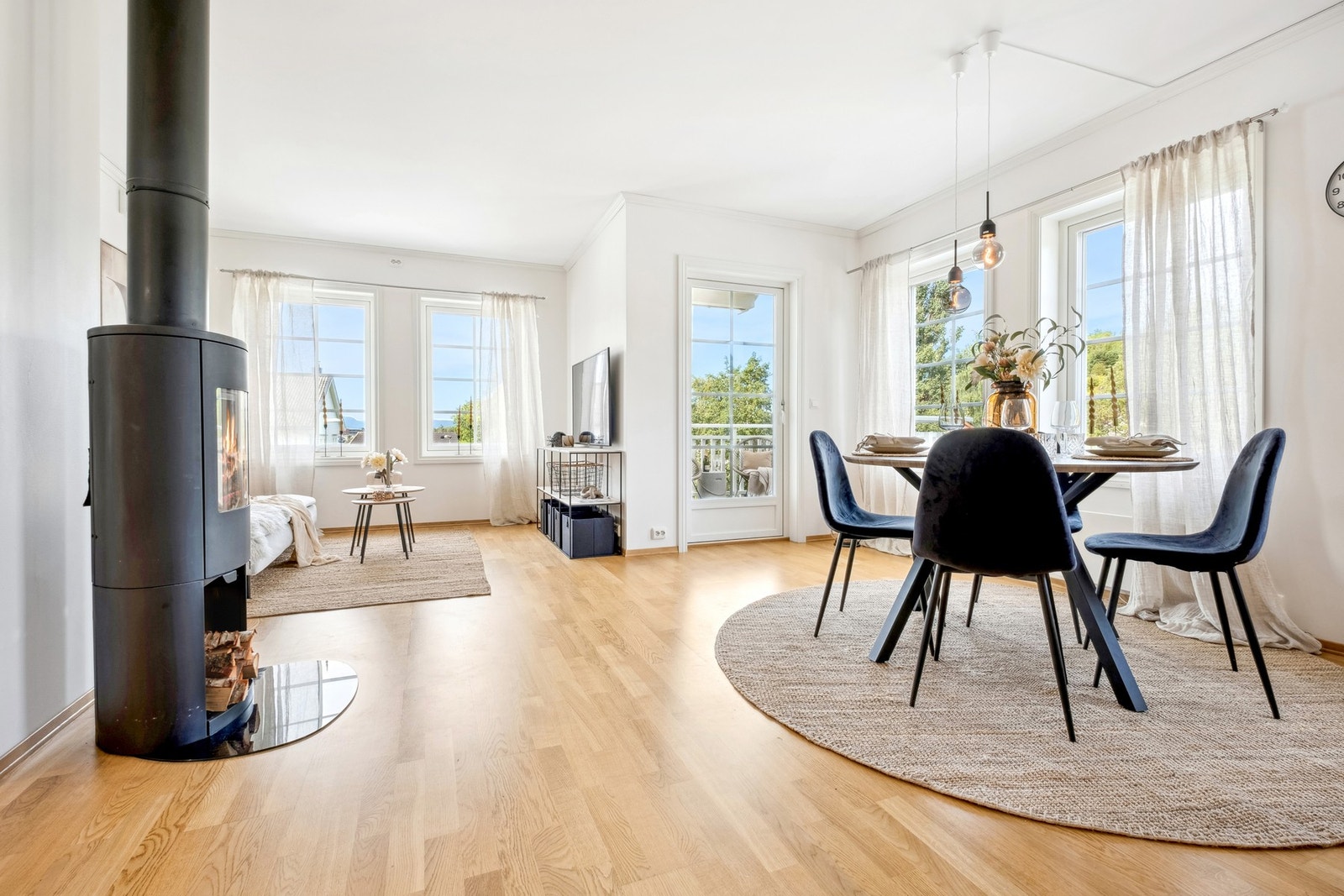 Den åpne planløsningen gir rommet en åpen og luftig atmosfære. Galleribilde