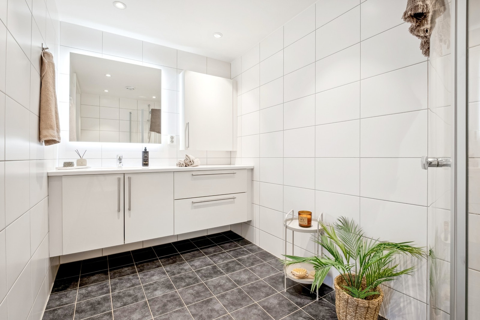 Lyst helfliset bad med gulvvarme. Galleribilde