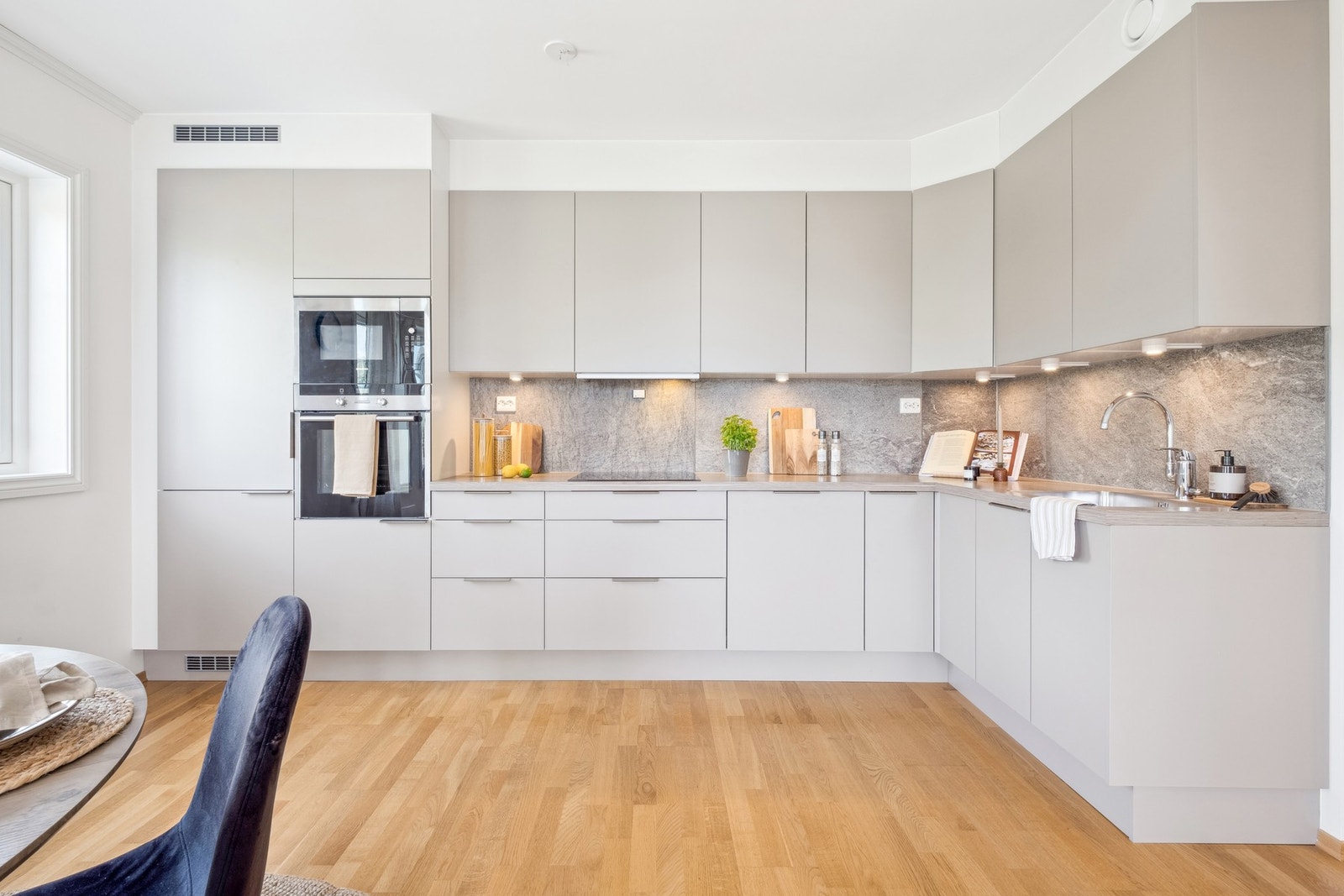 Kjøkkenet er utstyrt med mekanisk avtrekksvifte over stekesonen. Det er integrert platetopp, stekovn, mikroovn, oppvaskmaskin og kjøl/fryseskap. Galleribilde