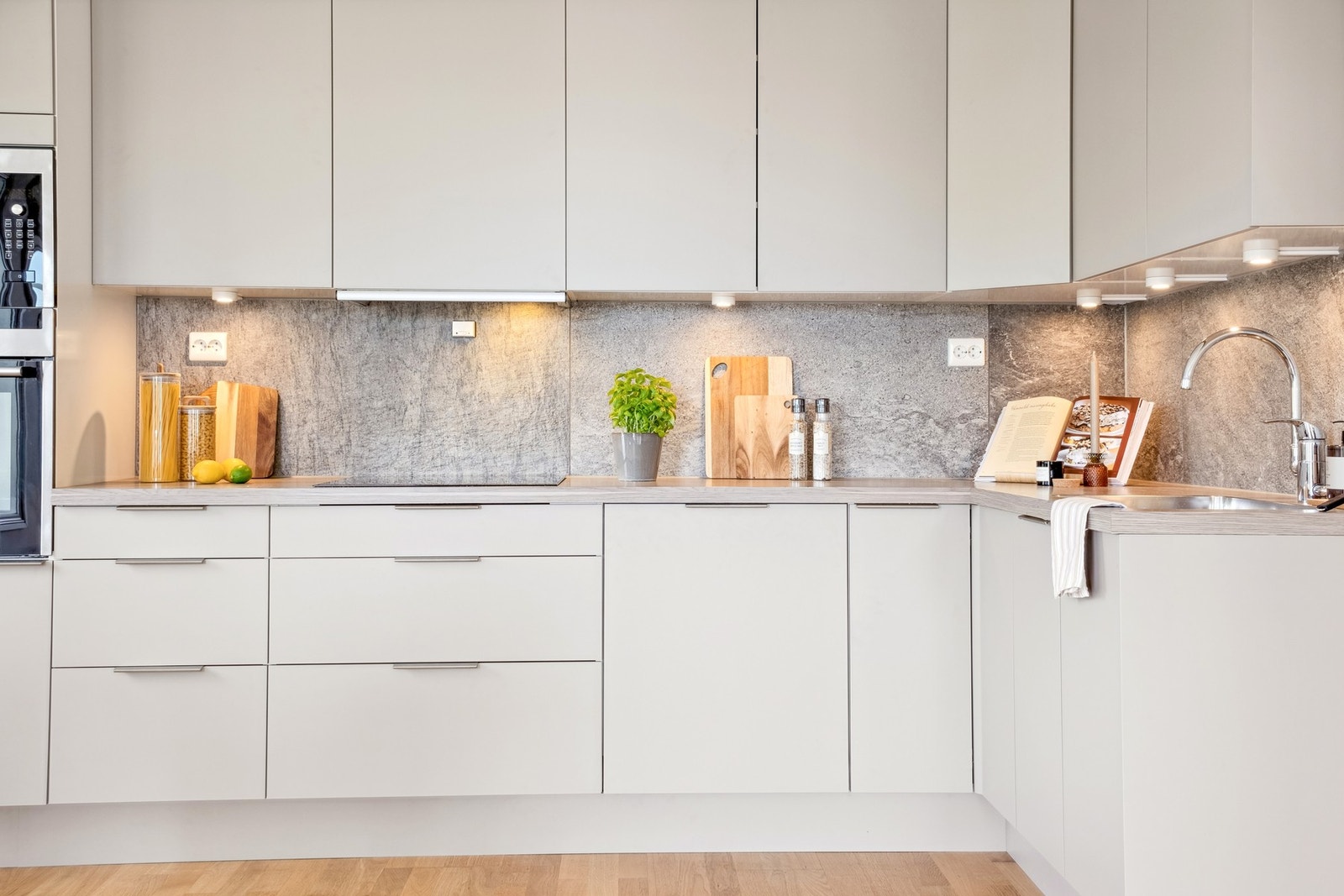 Moderne og stilren kjøkkeninnredning med glatte fronter. Galleribilde