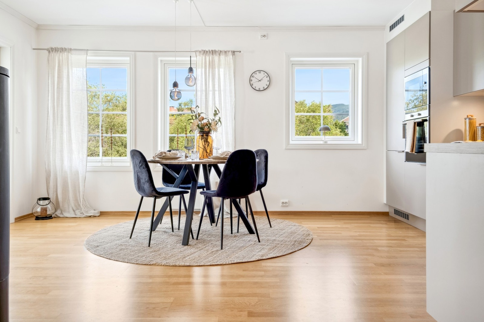 Store vindusoverflater gir rommet rikelig med naturlig lysinnslipp. Galleribilde