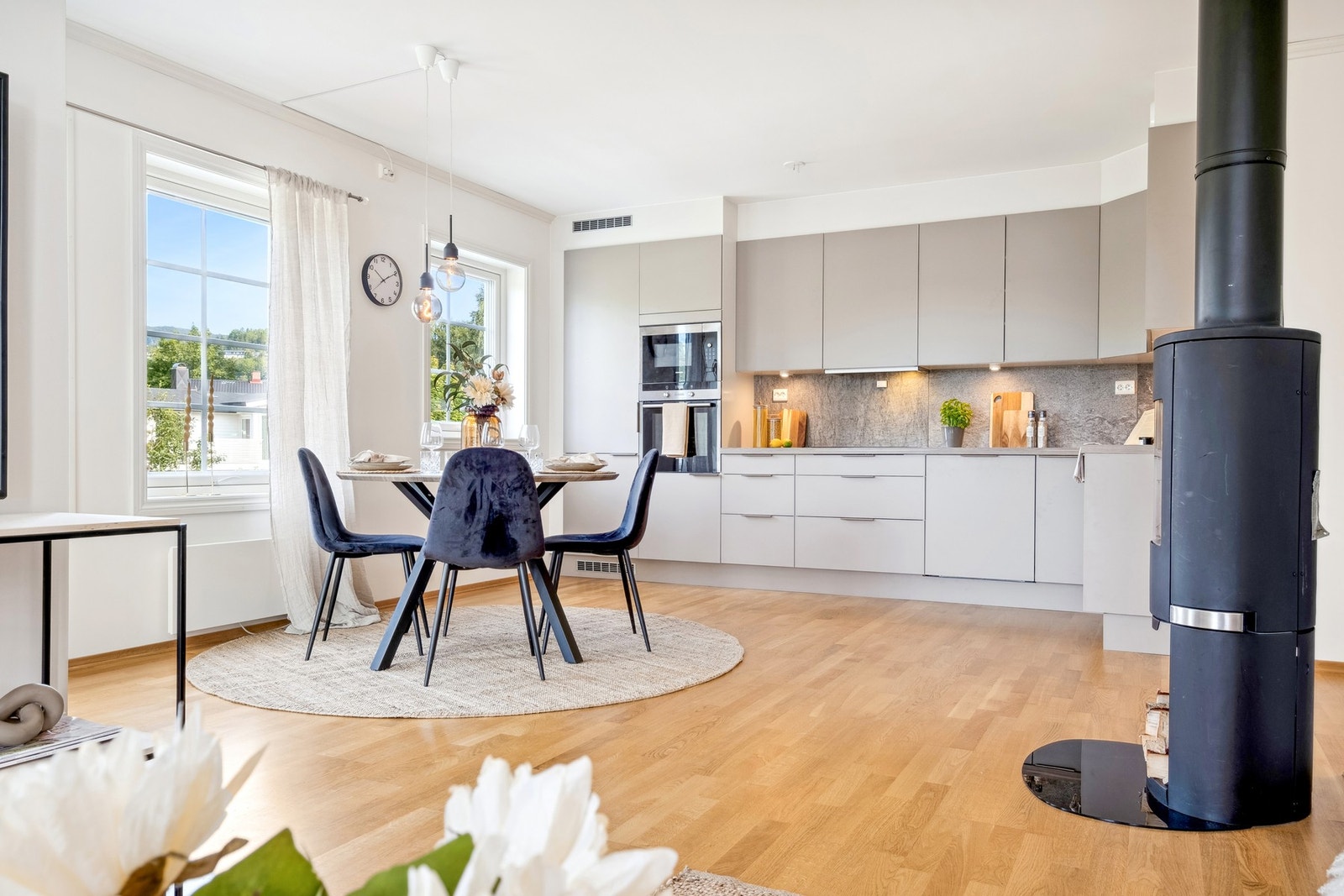 Kjøkken og spisestue areal. Galleribilde