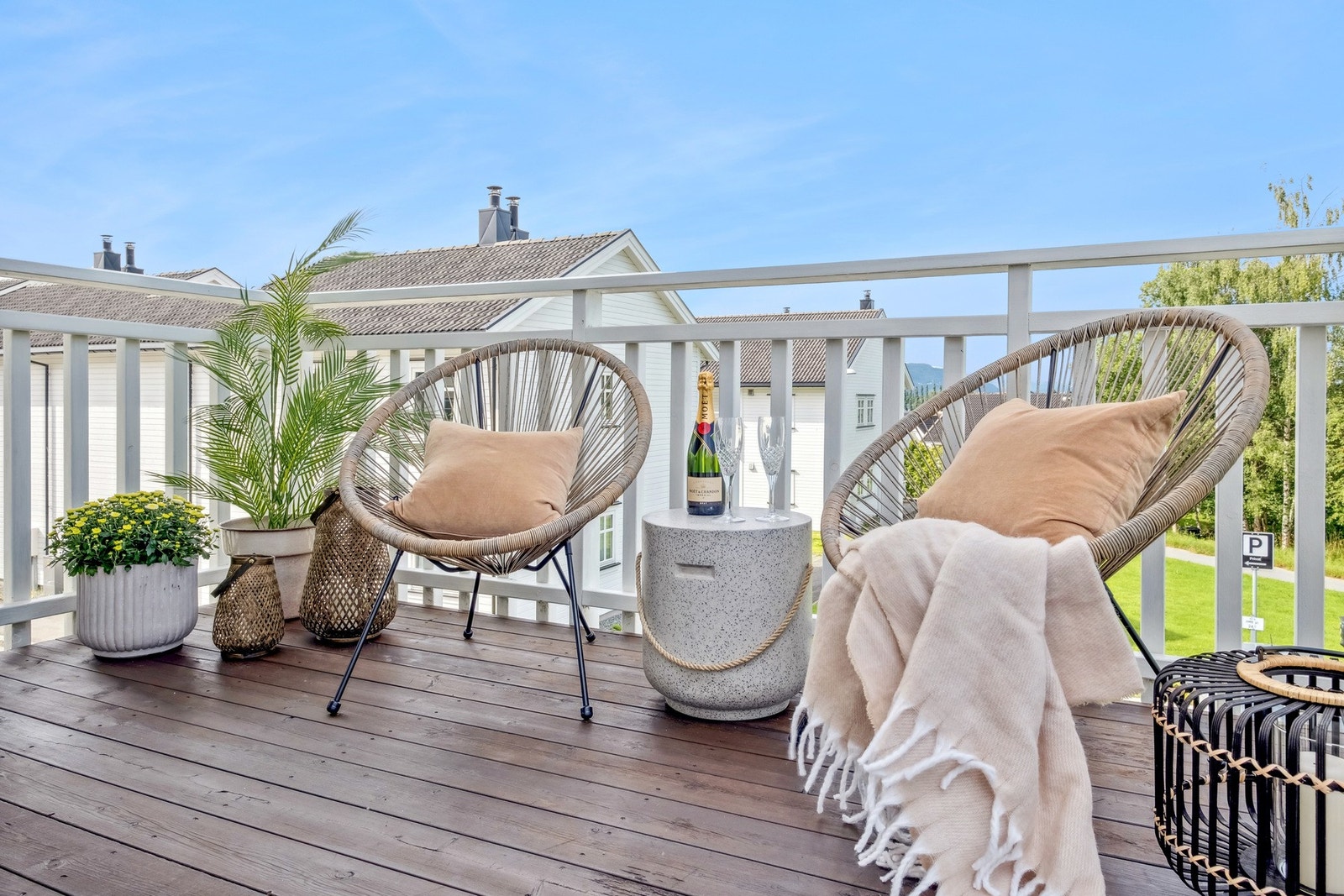 Her kan du nyte sene sommerkvelder med bobler i glasset. Galleribilde