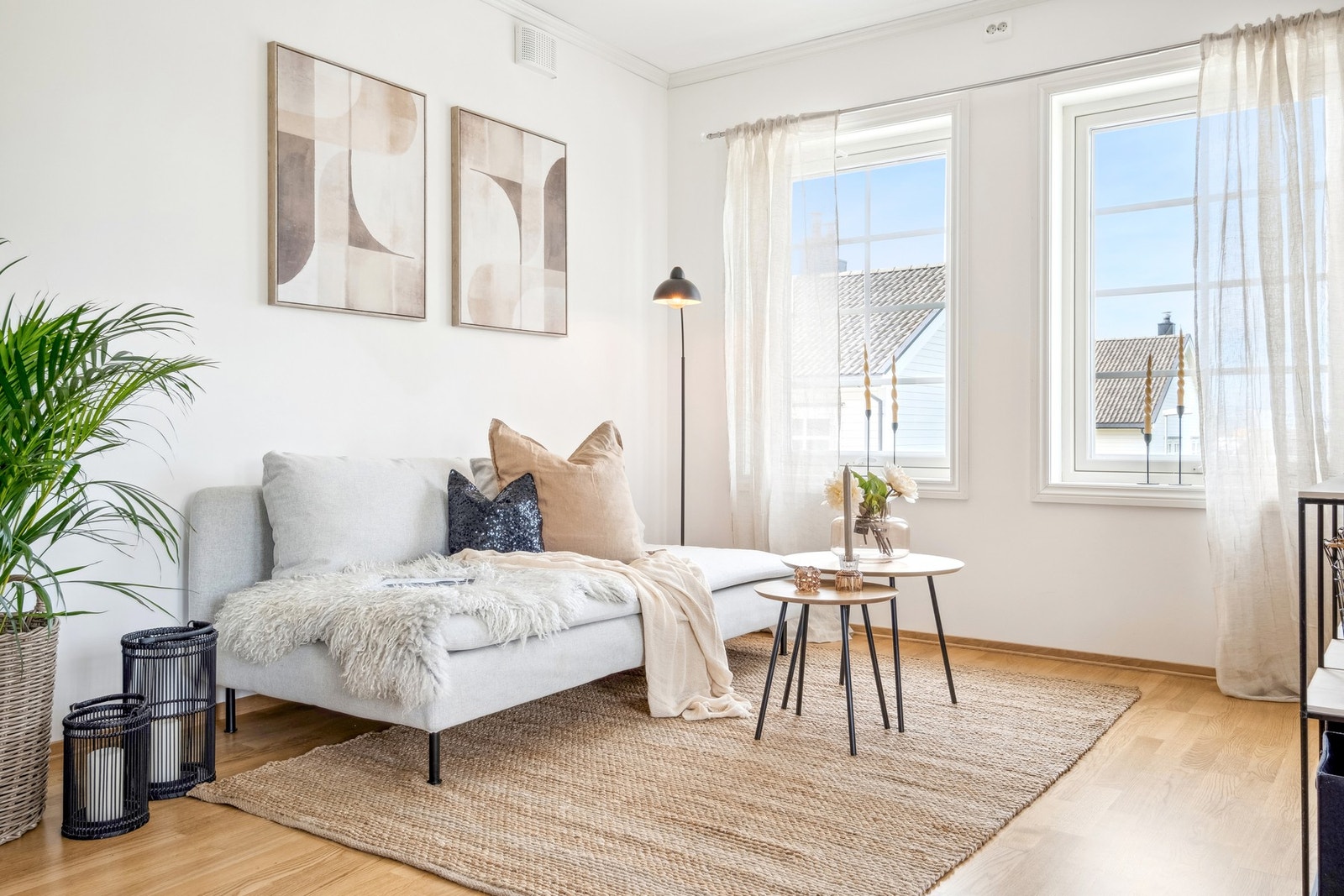 Lys og romslig stue/kjøkken løsning på 30,5 kvm. Galleribilde