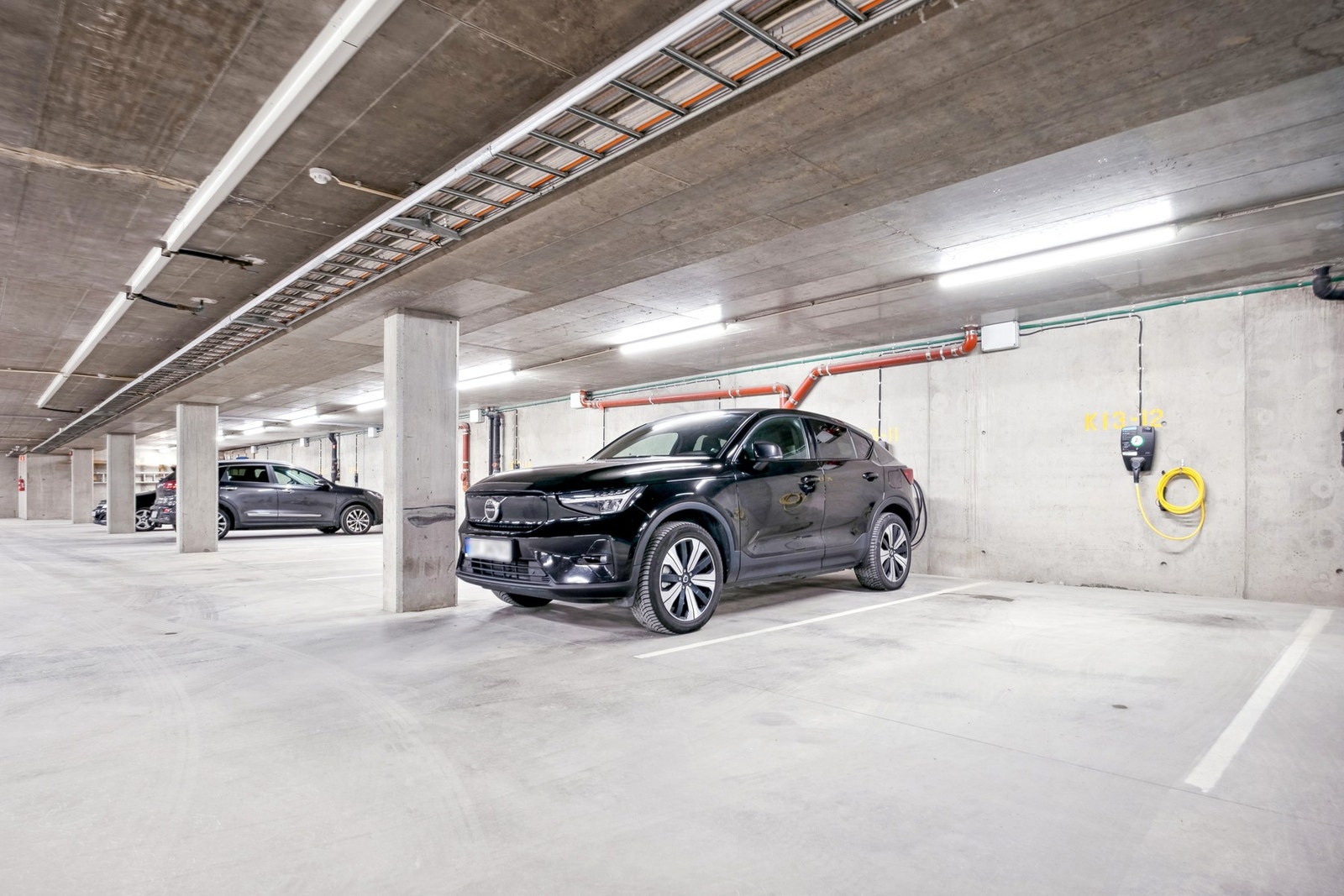 P-plass i P-kjeller med EL-bil lader. Galleribilde