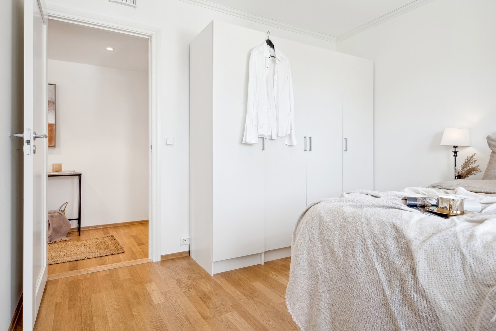 Du har gode oppbevaringsmuligheter i garderobeskap. Galleribilde