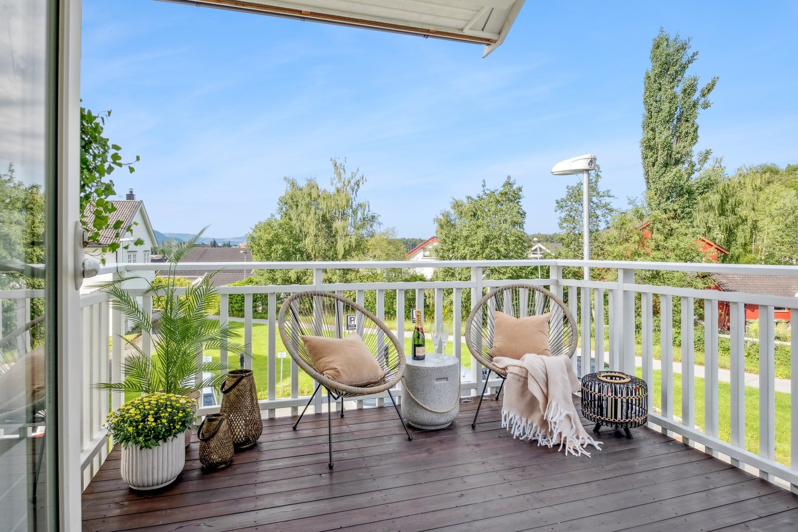 Romslig balkong på 9 kvm med sol fra kl. 12:00 til solnedgang. Galleribilde