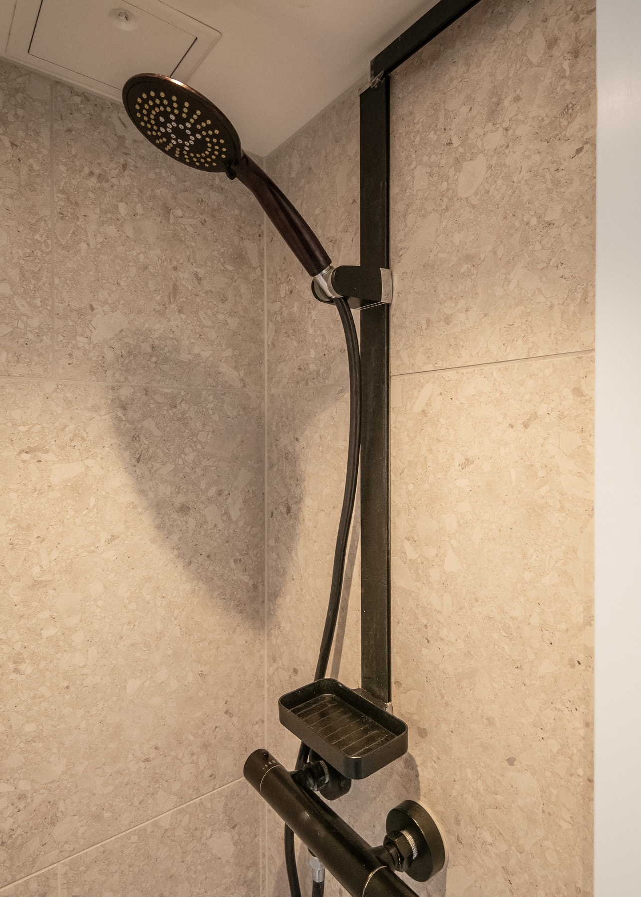 I dag er badet innredet til et dusjrom der det er vegghengt baderomsinnredning med skap og nedfelt servant. Galleribilde