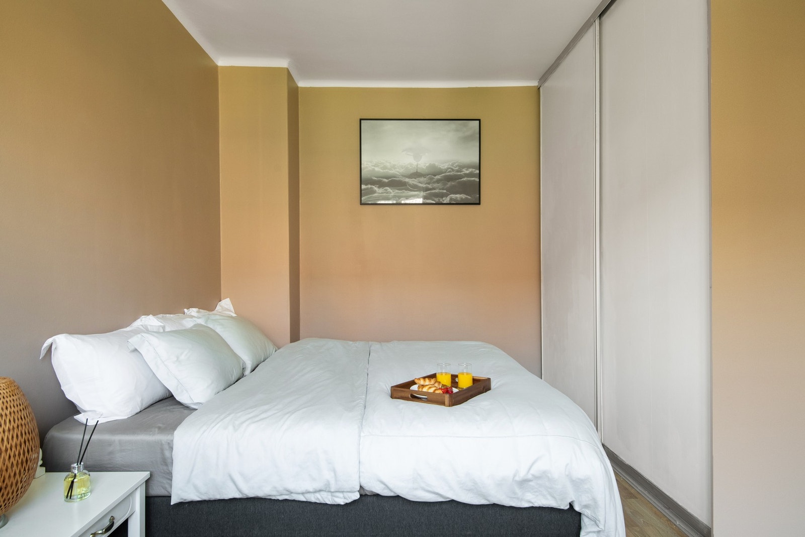 I dag er det satt inn en stor skyvedørsgarderobe med gode oppbevaringsmuligheter. Galleribilde