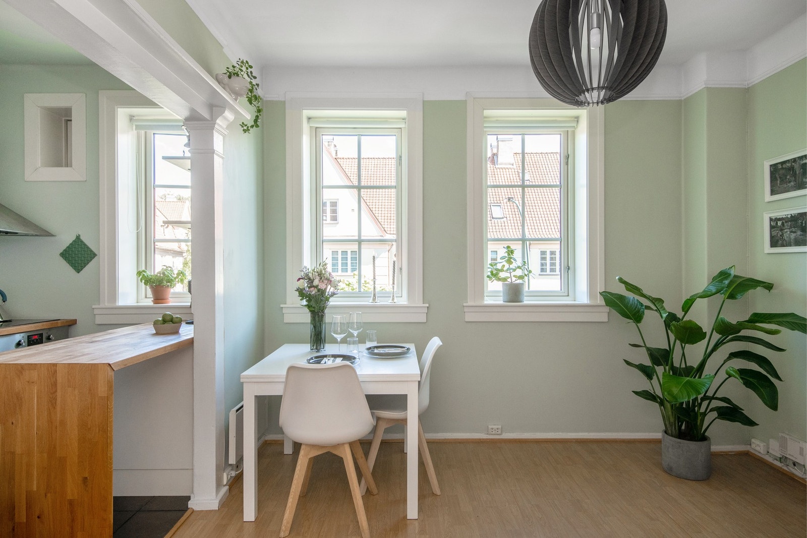 Det er lagt flott parkett i alle rom og veggene er malt i tidsriktige farger. Galleribilde
