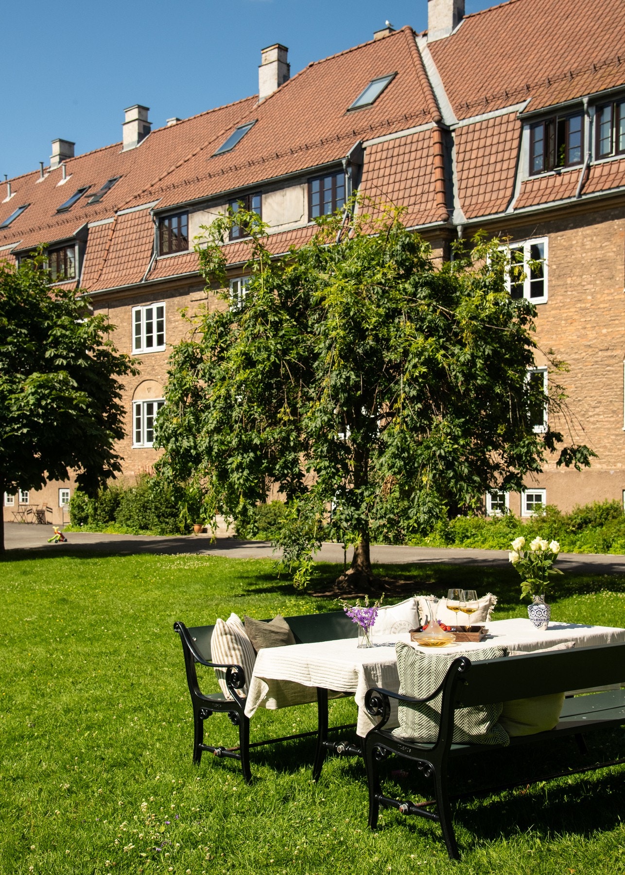 Det er flere felles sittebenker som tilrettelegger for sosial hygge i bakhagen. Galleribilde