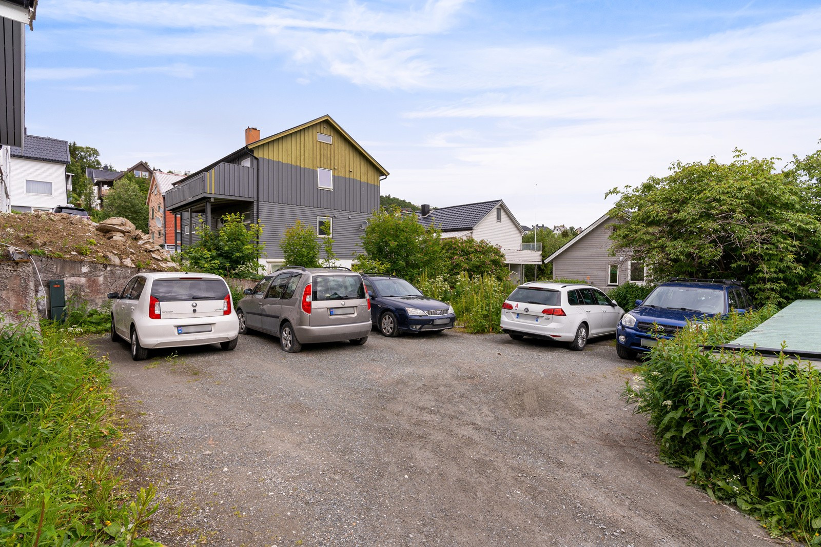 Sameiet disponerer, sammen med Sameiet Storgata 170, 7 parkeringsplasser i bakgård. Bruk av disse parkeringsplassene foregår etter  første mann til mølla prinsippet .